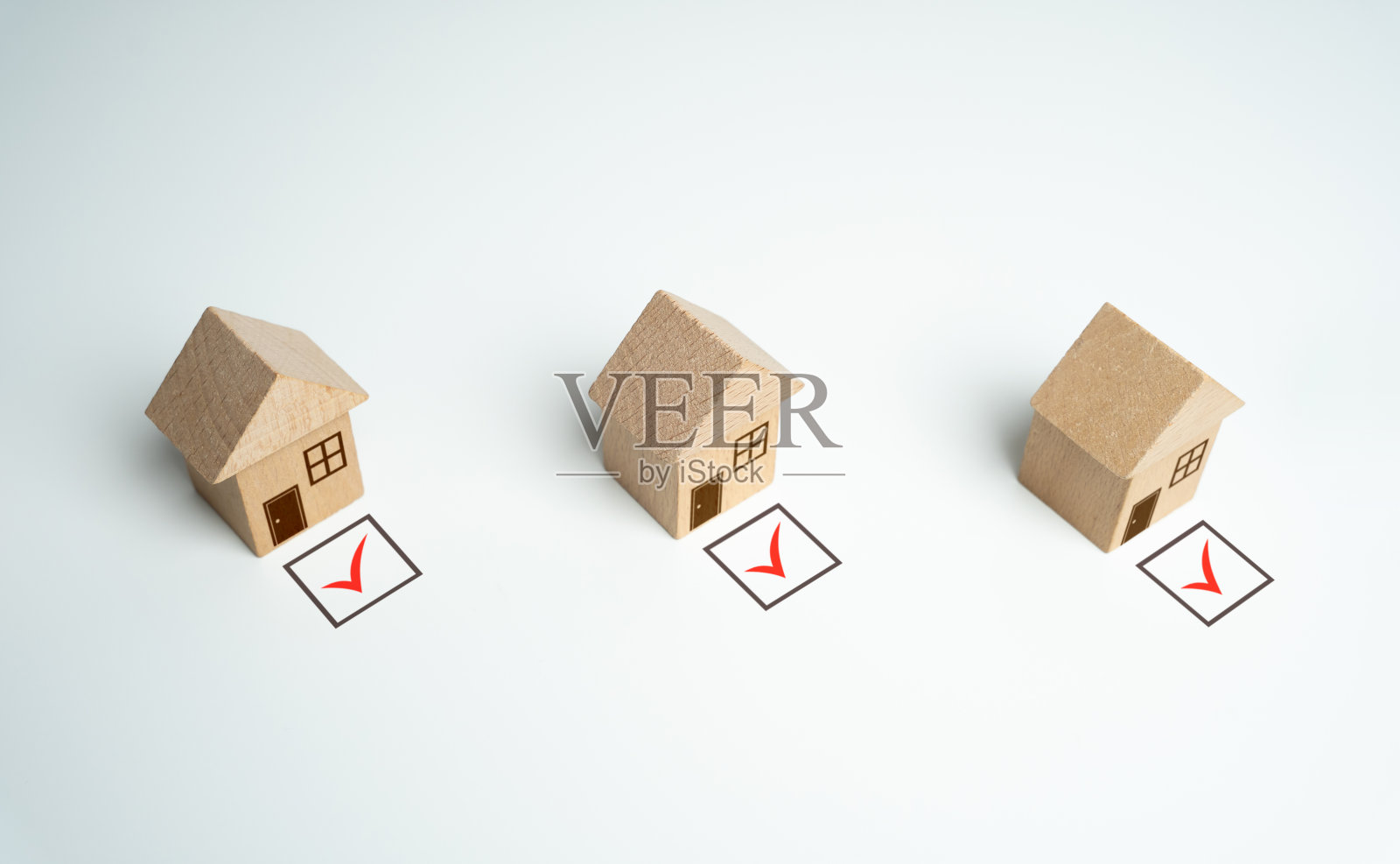 待售房屋会被检查是否有逮捕、债务和建设性警告。照片摄影图片