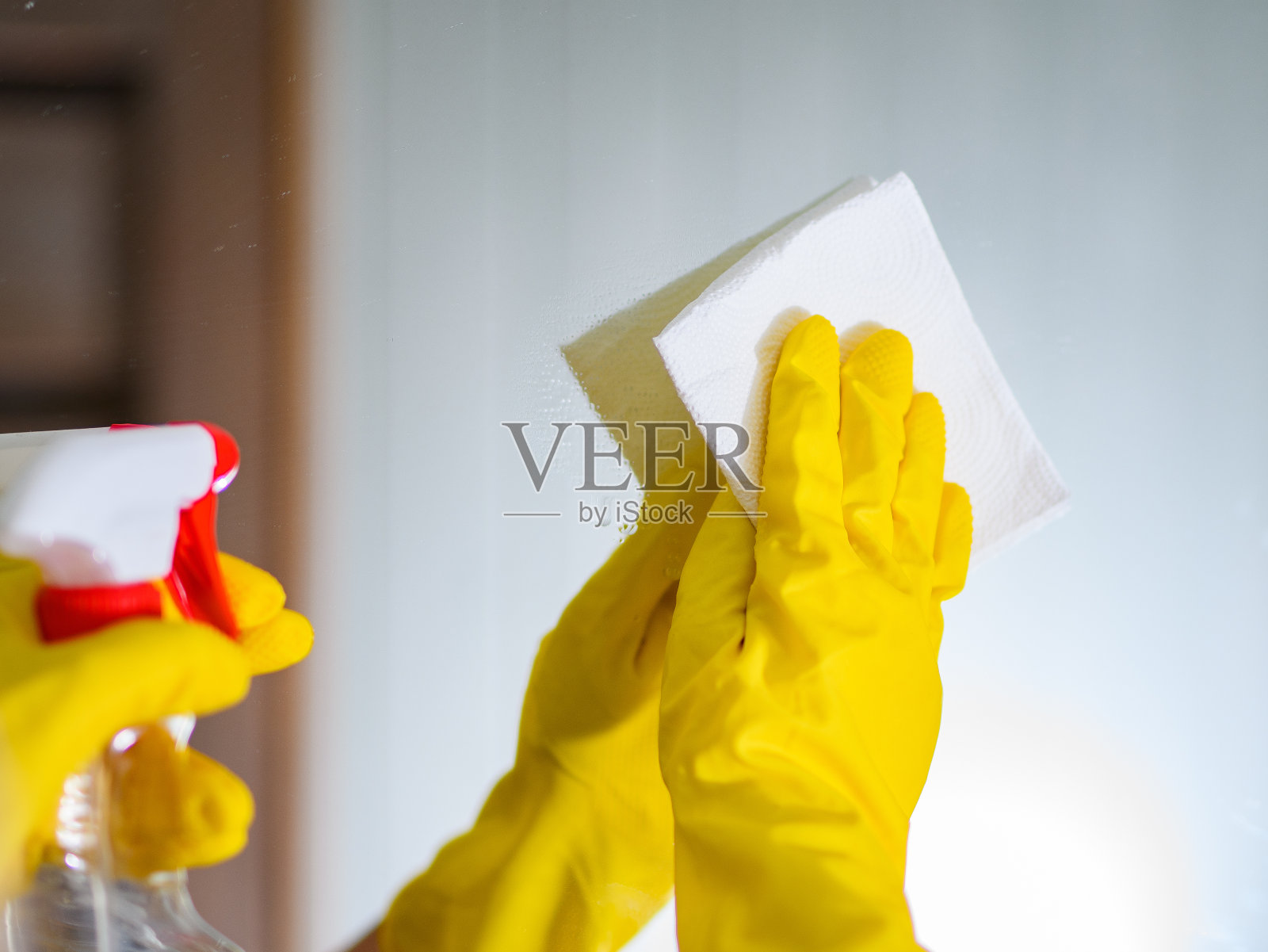 清洁剂气雾窗清洁剂，布，镜子和手照片摄影图片