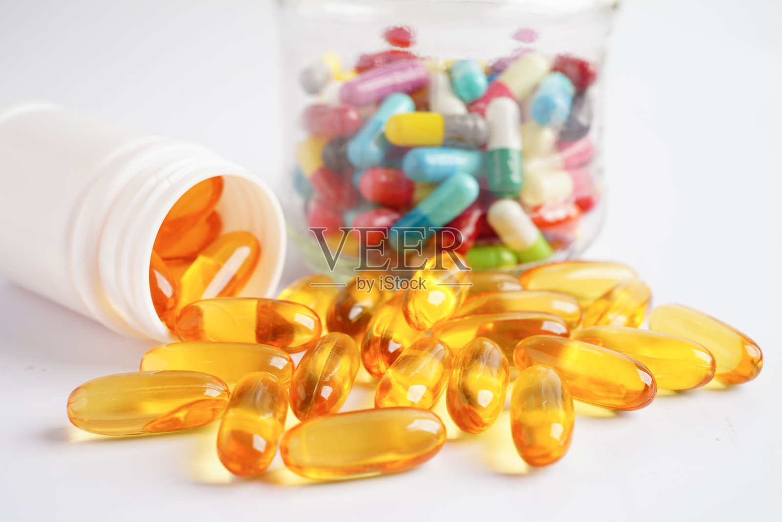 药物胶囊丸剂从药店药品处方、药房用于治疗保健用药。照片摄影图片