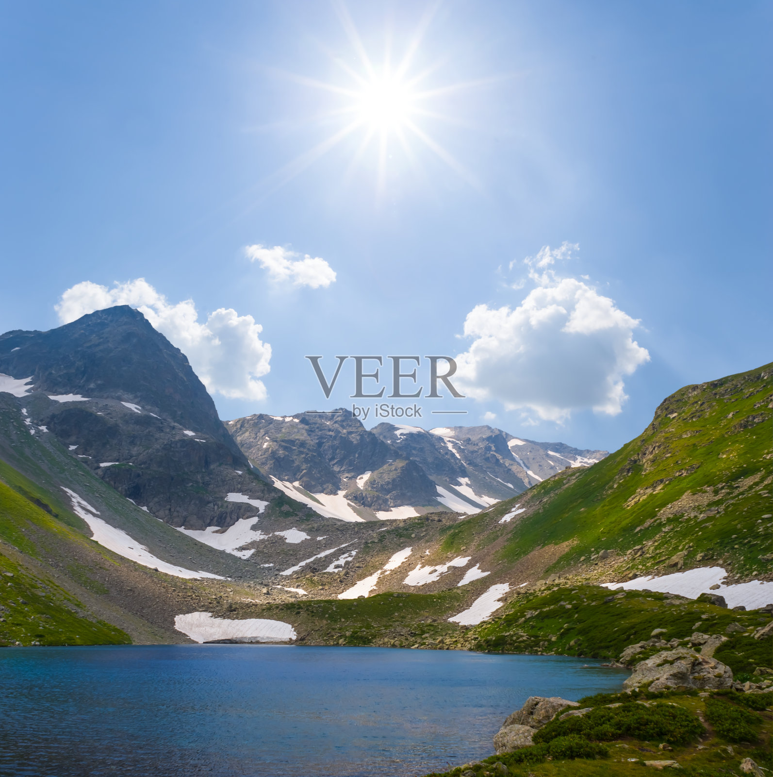 小湖在绿色的山谷在阳光明媚的日子照片摄影图片