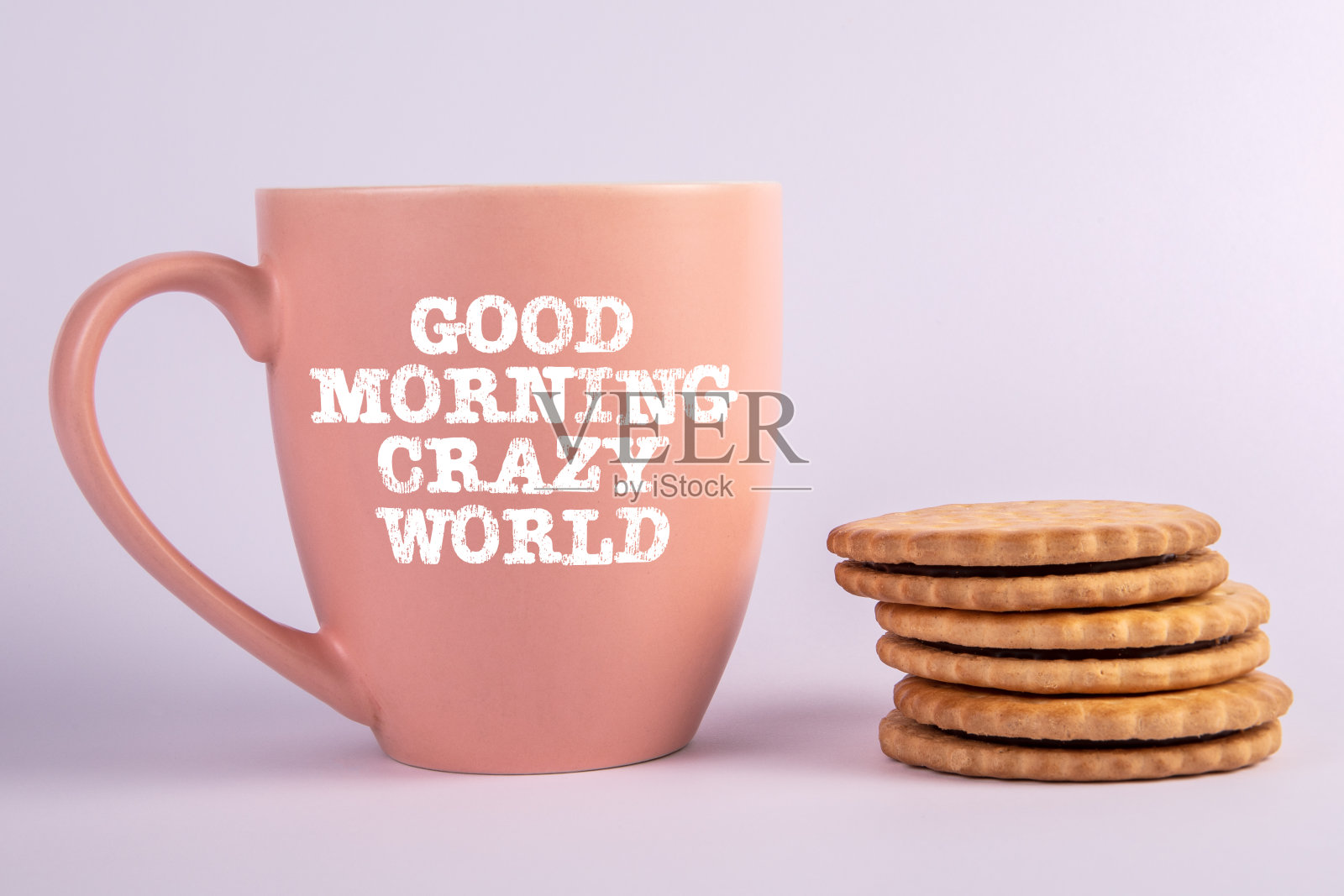 早上好，疯狂的世界。一杯咖啡和一堆白色背景的饼干照片摄影图片