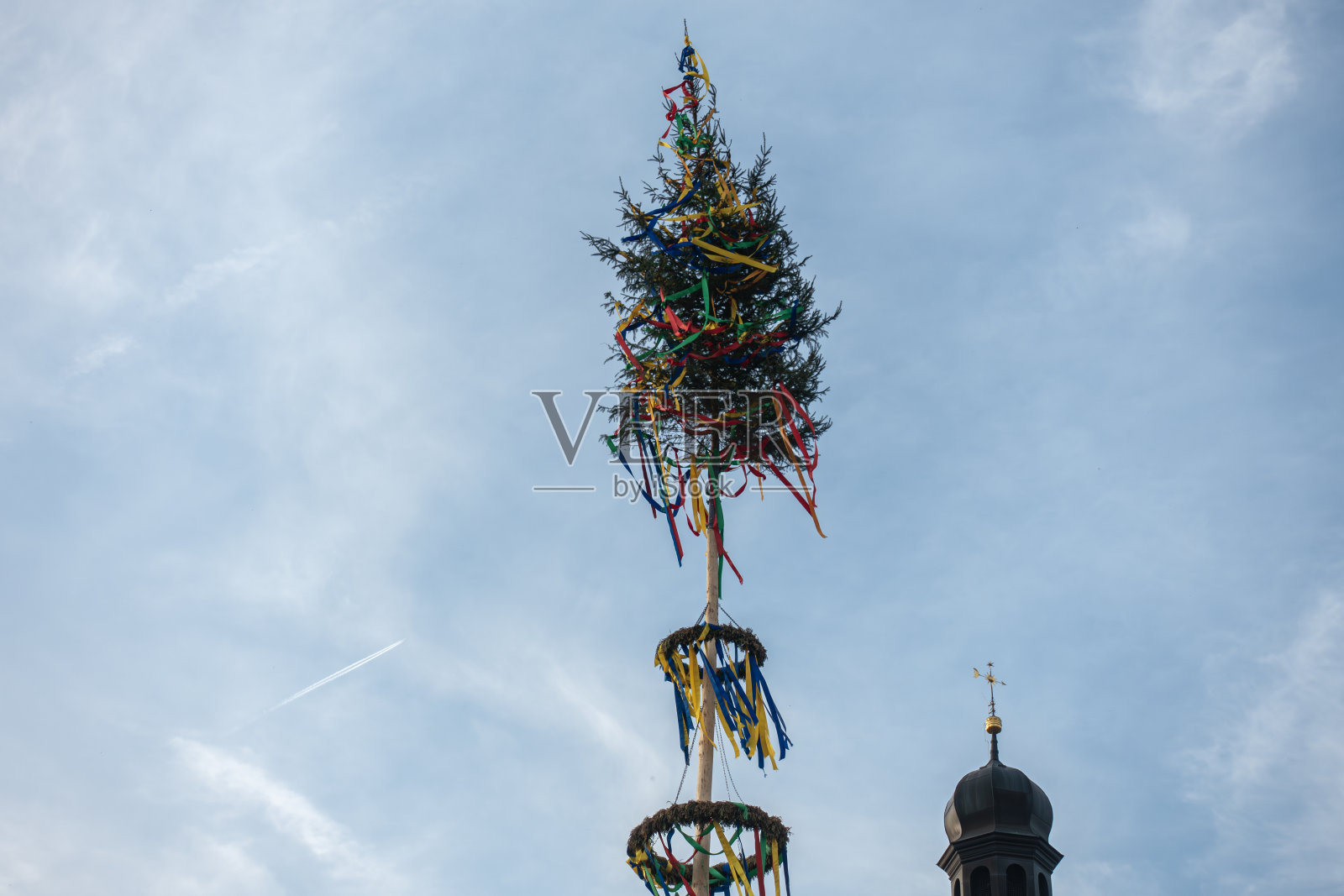 历史名城中五彩缤纷的五朔节花柱照片摄影图片