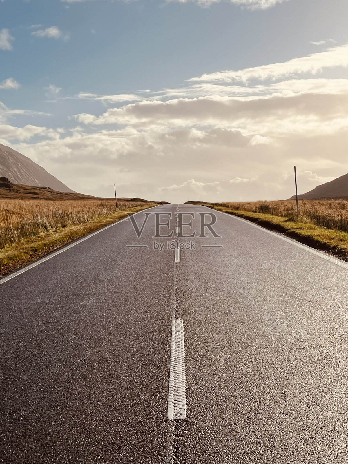 在苏格兰高地的道路上逐渐缩小的视角照片摄影图片