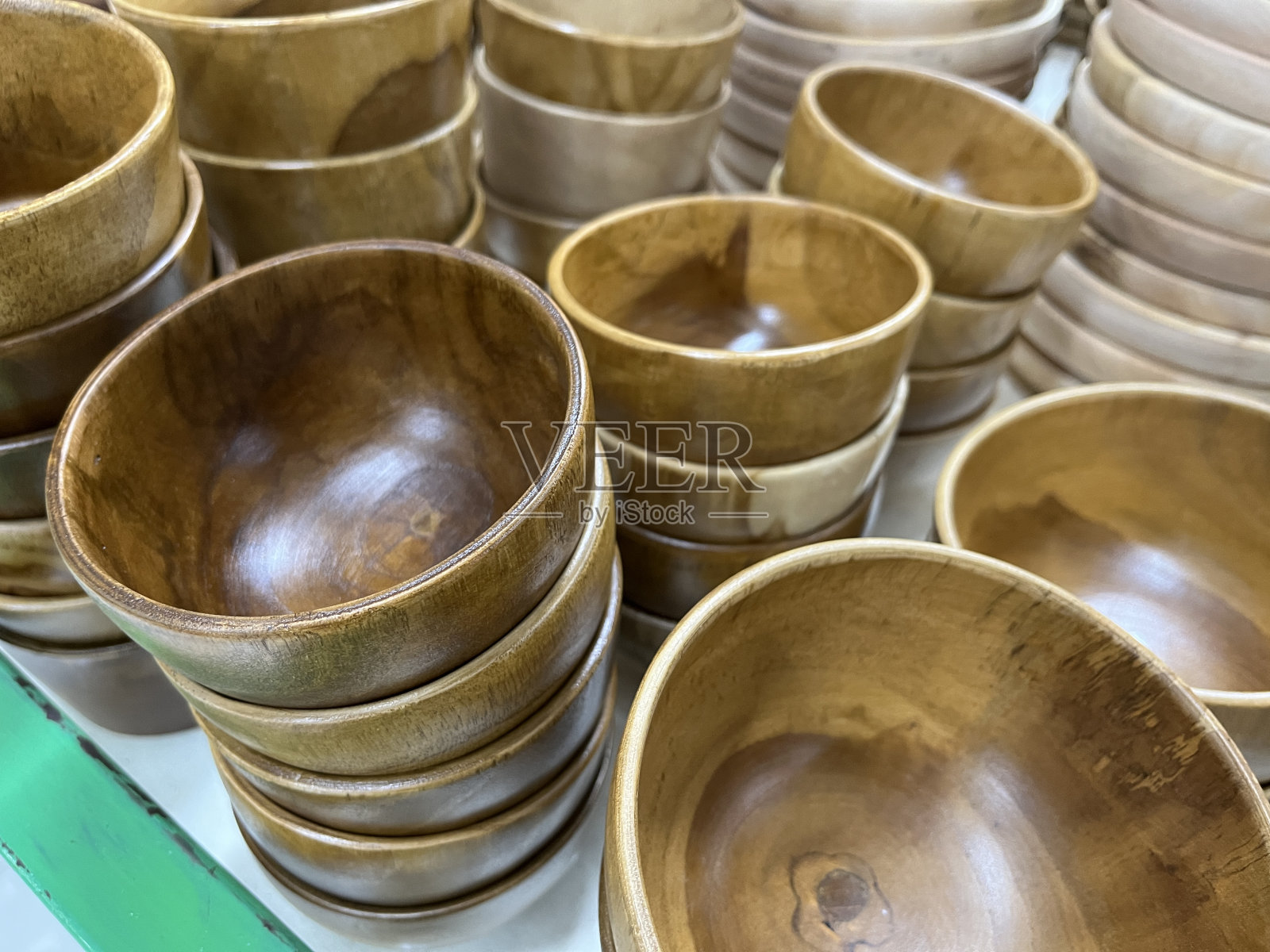 超市里出售的大小不一的木碗照片摄影图片