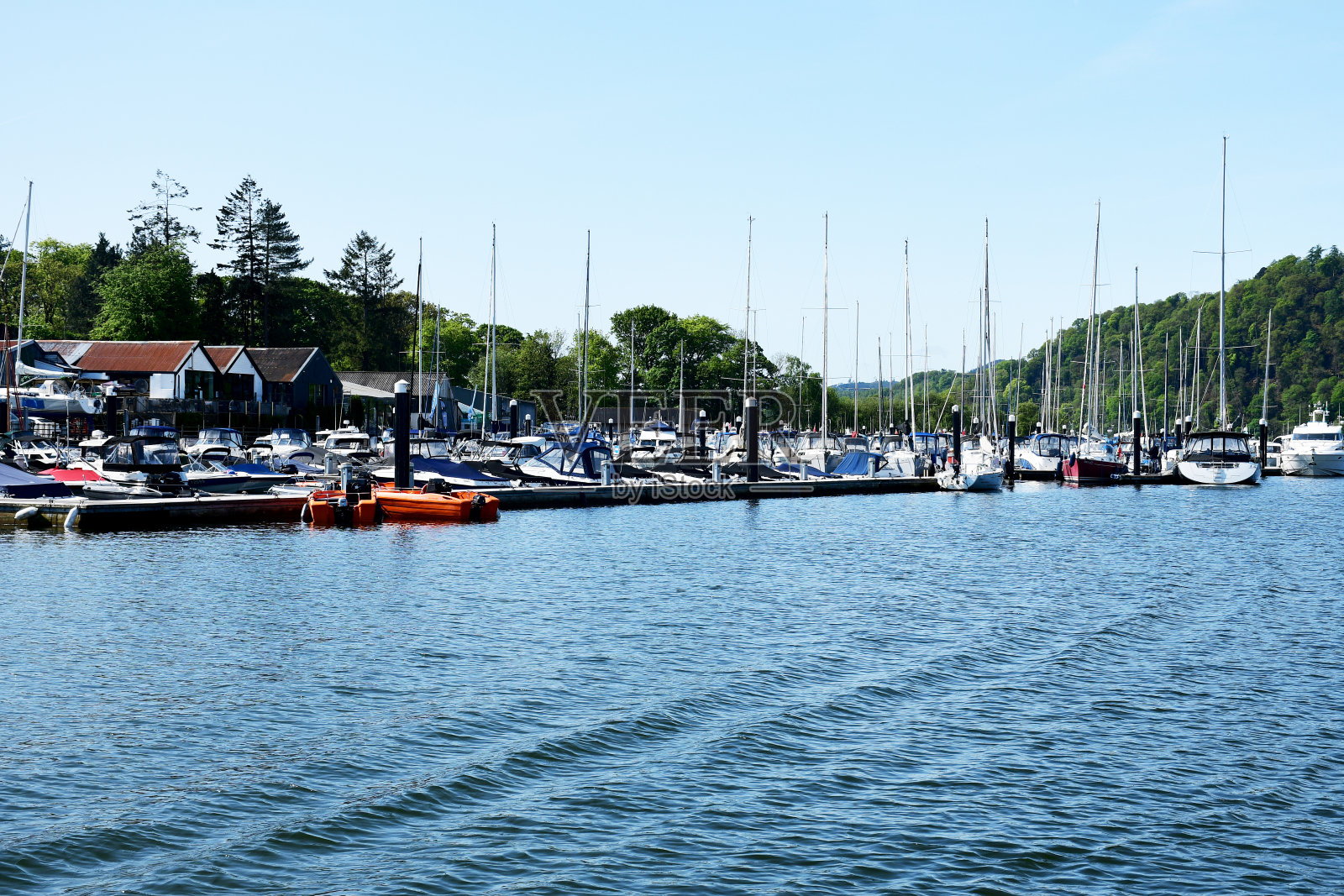 游艇景观停泊在温德米尔湖照片摄影图片