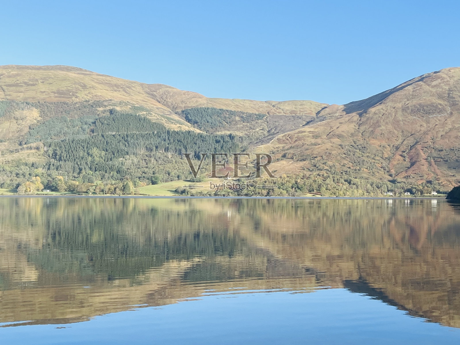 苏格兰湖的倒影照片摄影图片