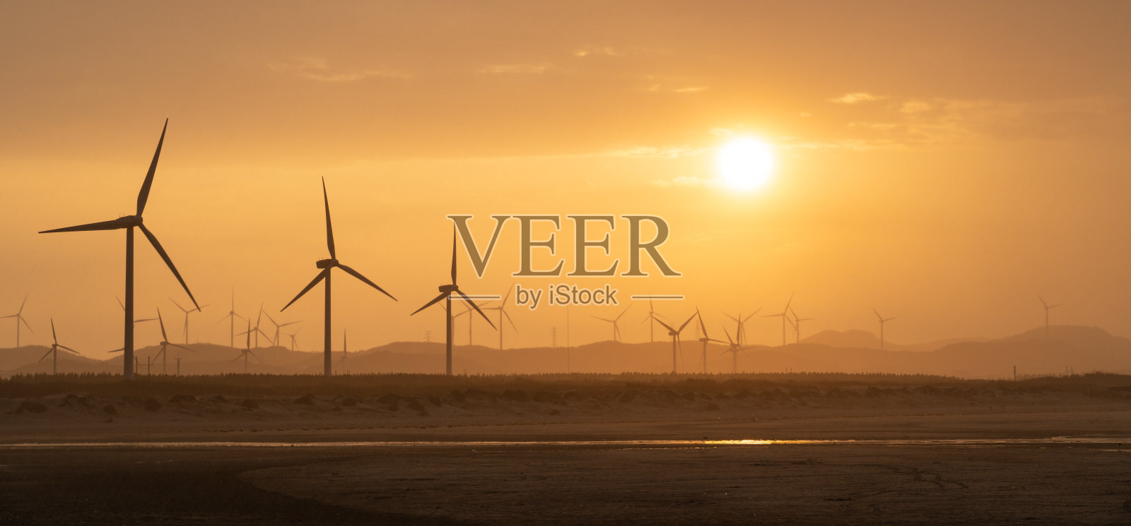 日落时壮观的风力发电场照片摄影图片