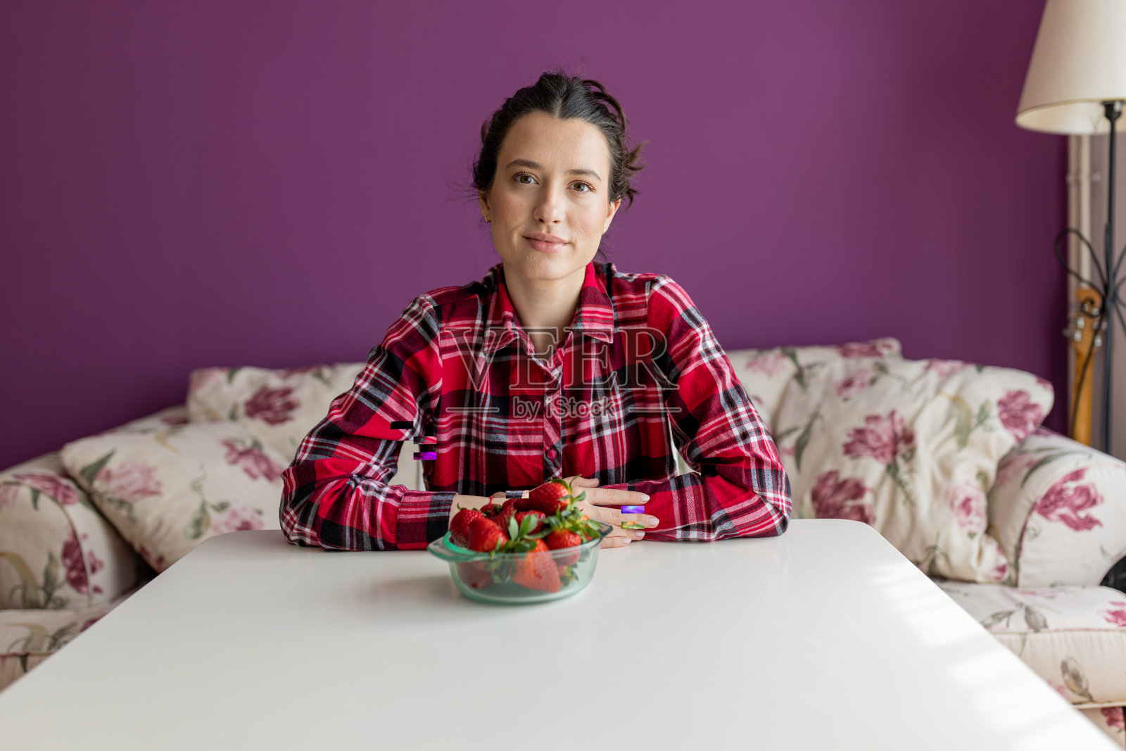 年轻女子花时间享受草莓带来的简单快乐照片摄影图片