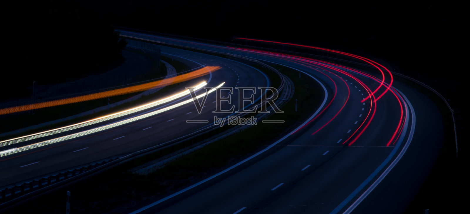 夜晚的路灯。夜晚行驶的汽车发出的灯光。长时间曝光照片摄影图片