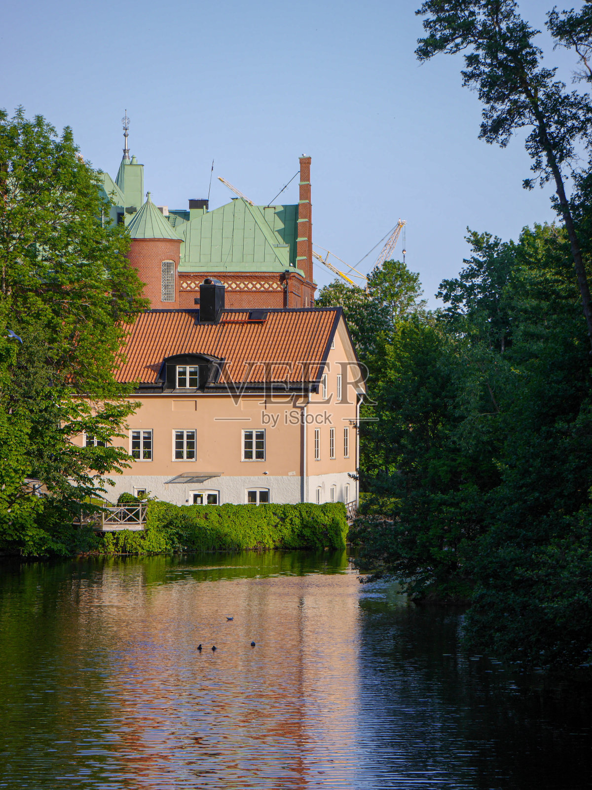 沿河的建筑物映衬着天空照片摄影图片