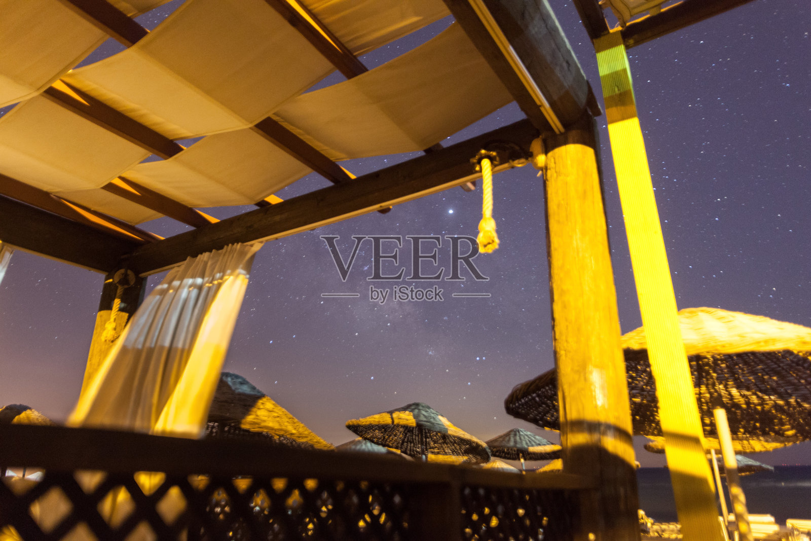 夏天在土耳其度假，欣赏爱琴海的银河照片摄影图片