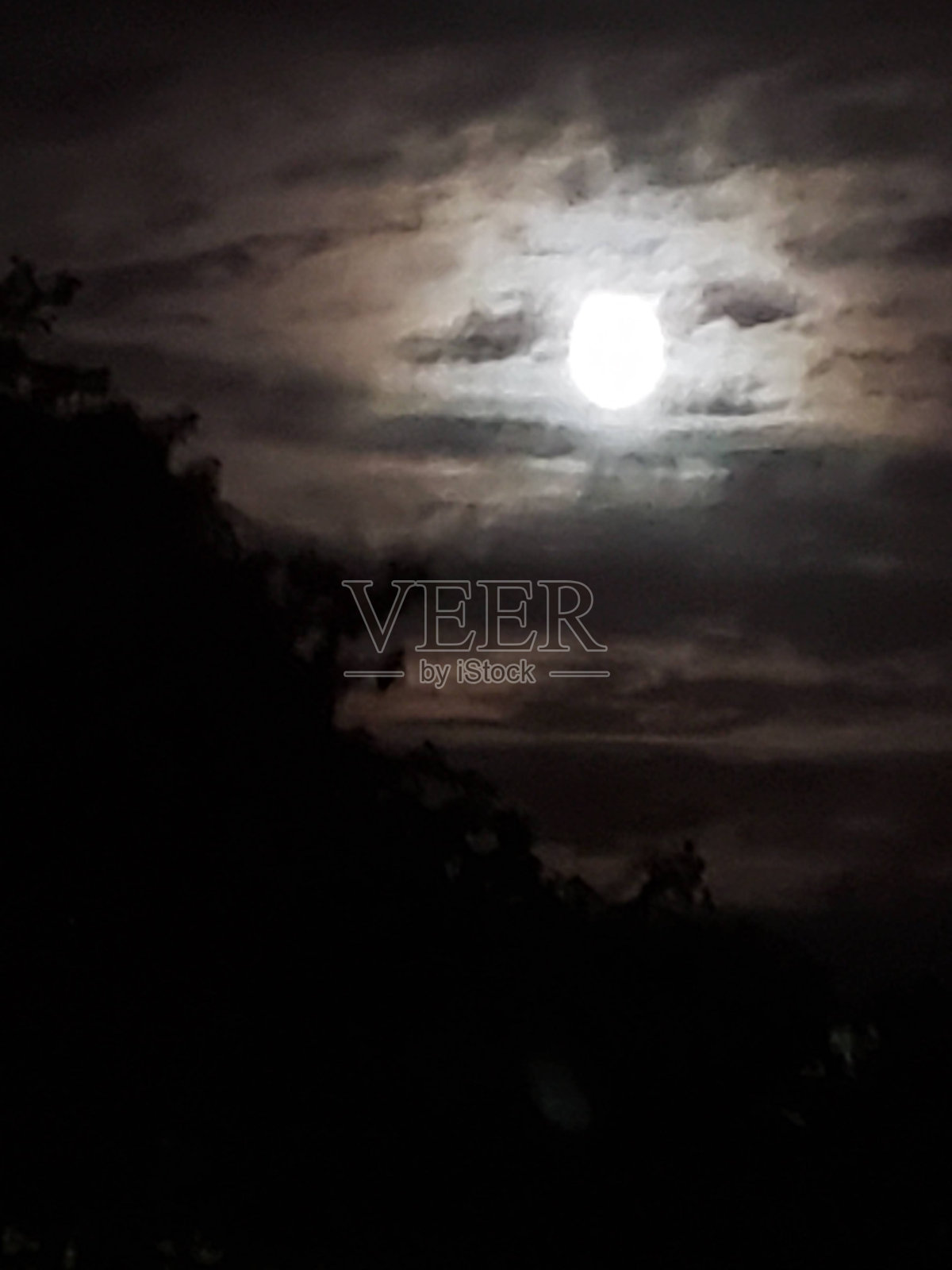 漆黑的夜晚，雾蒙蒙的月亮照片摄影图片