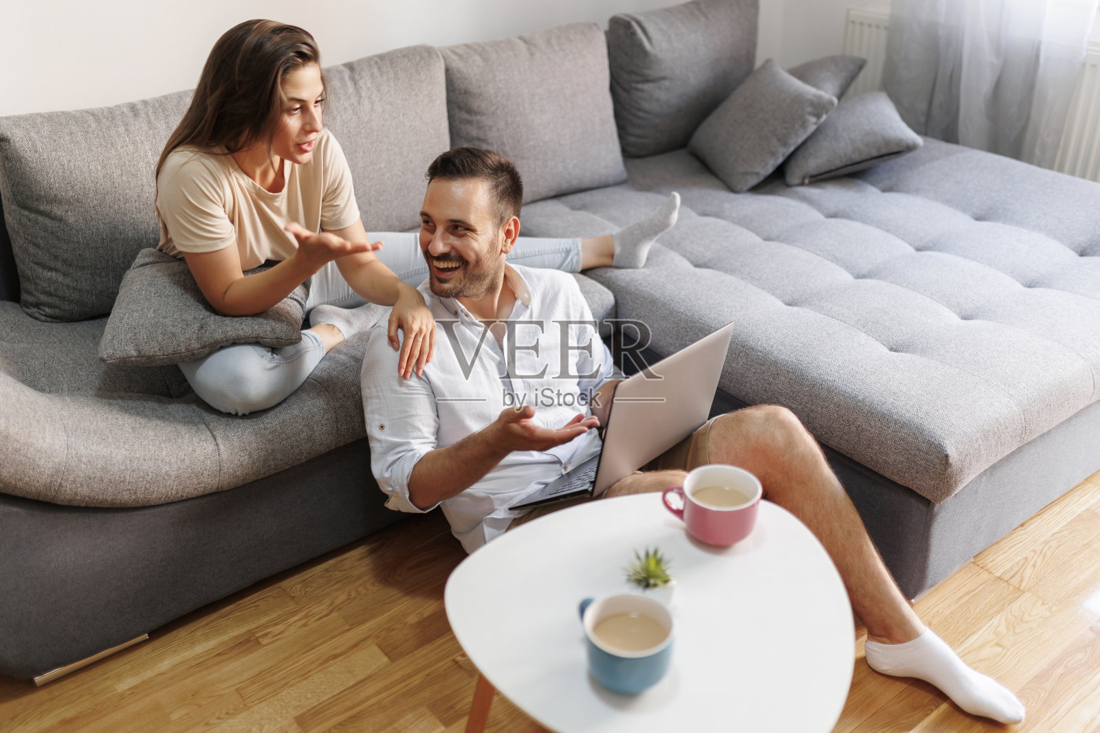 夫妇用笔记本电脑上网购物照片摄影图片