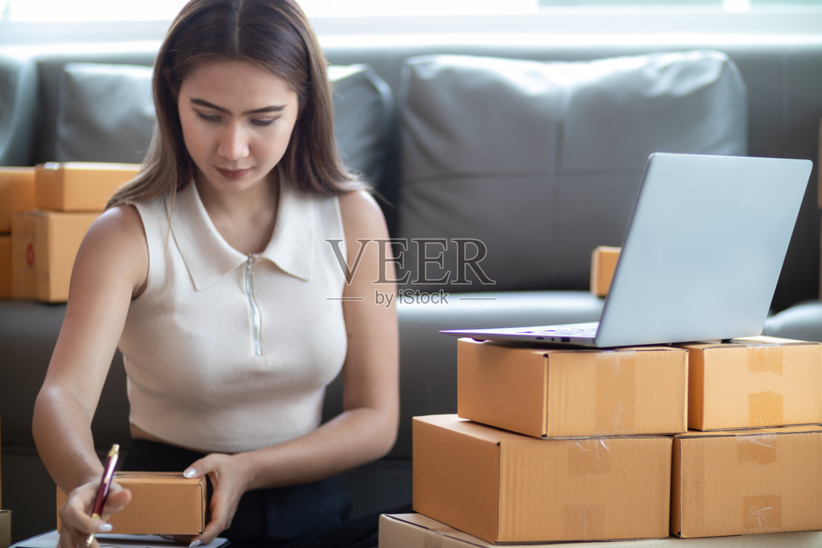 许多包裹箱是准备和检查之前，打电话给航运公司拿起包裹交付。中小企业在接到订单后，已经准备好了包裹箱照片摄影图片