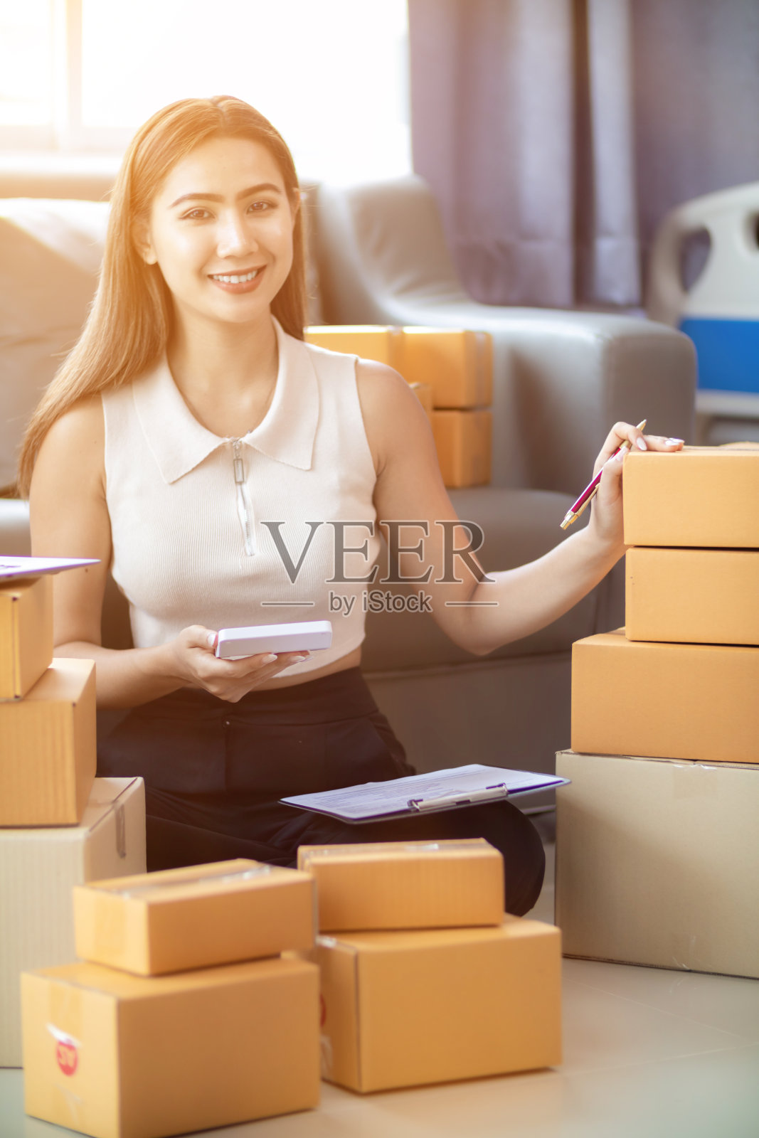 许多包裹箱是准备和检查之前，打电话给航运公司拿起包裹交付。中小企业在接到订单后，已经准备好了包裹箱照片摄影图片