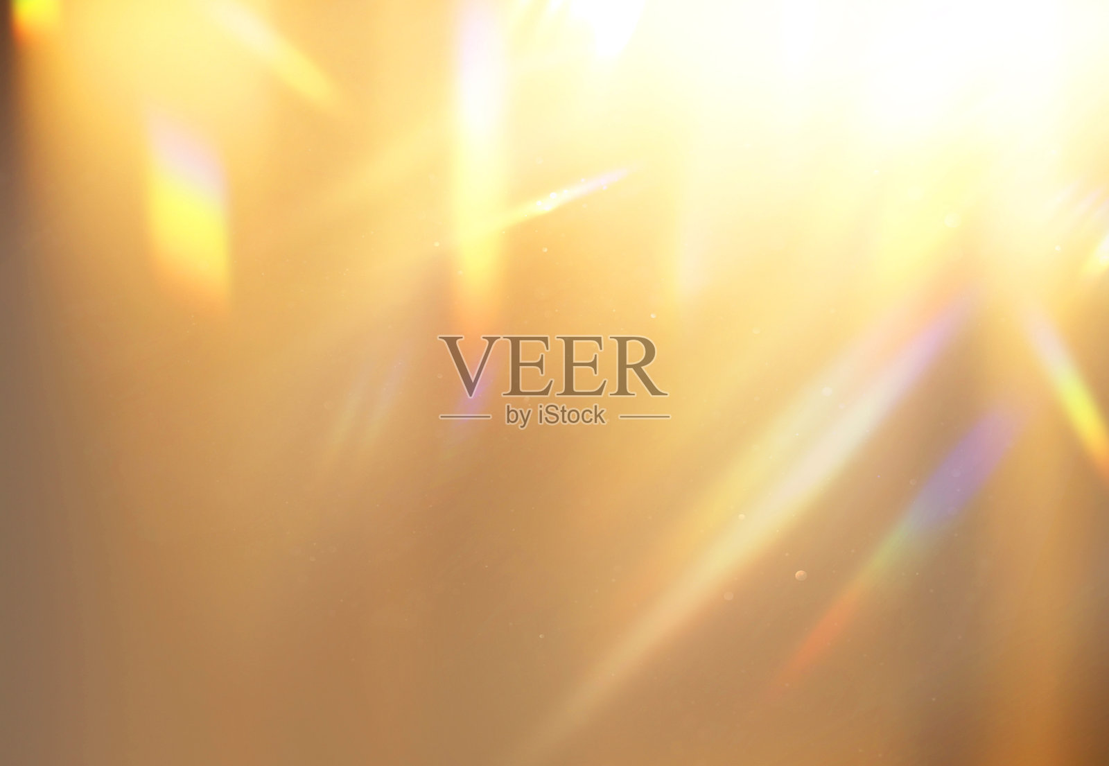 发光背景与棱镜光彩虹叠加。棱镜彩虹光泄漏叠加照片摄影图片