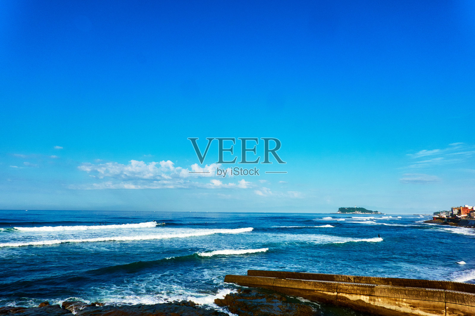 美丽的海滩景色与早晨的海浪照片摄影图片