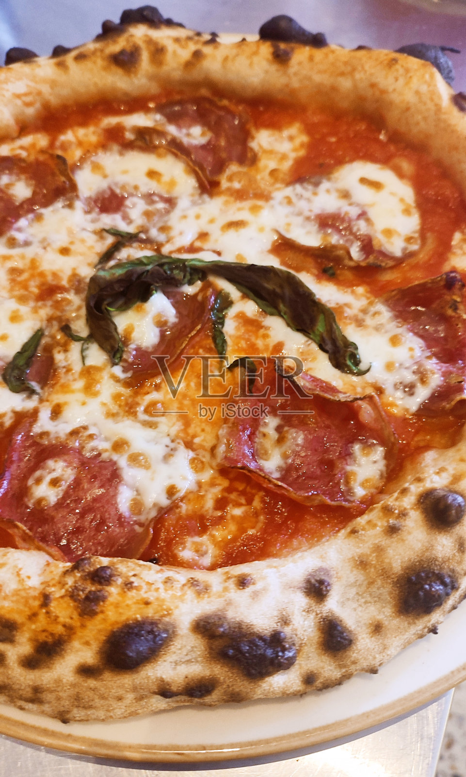 意大利腊肠披萨照片摄影图片