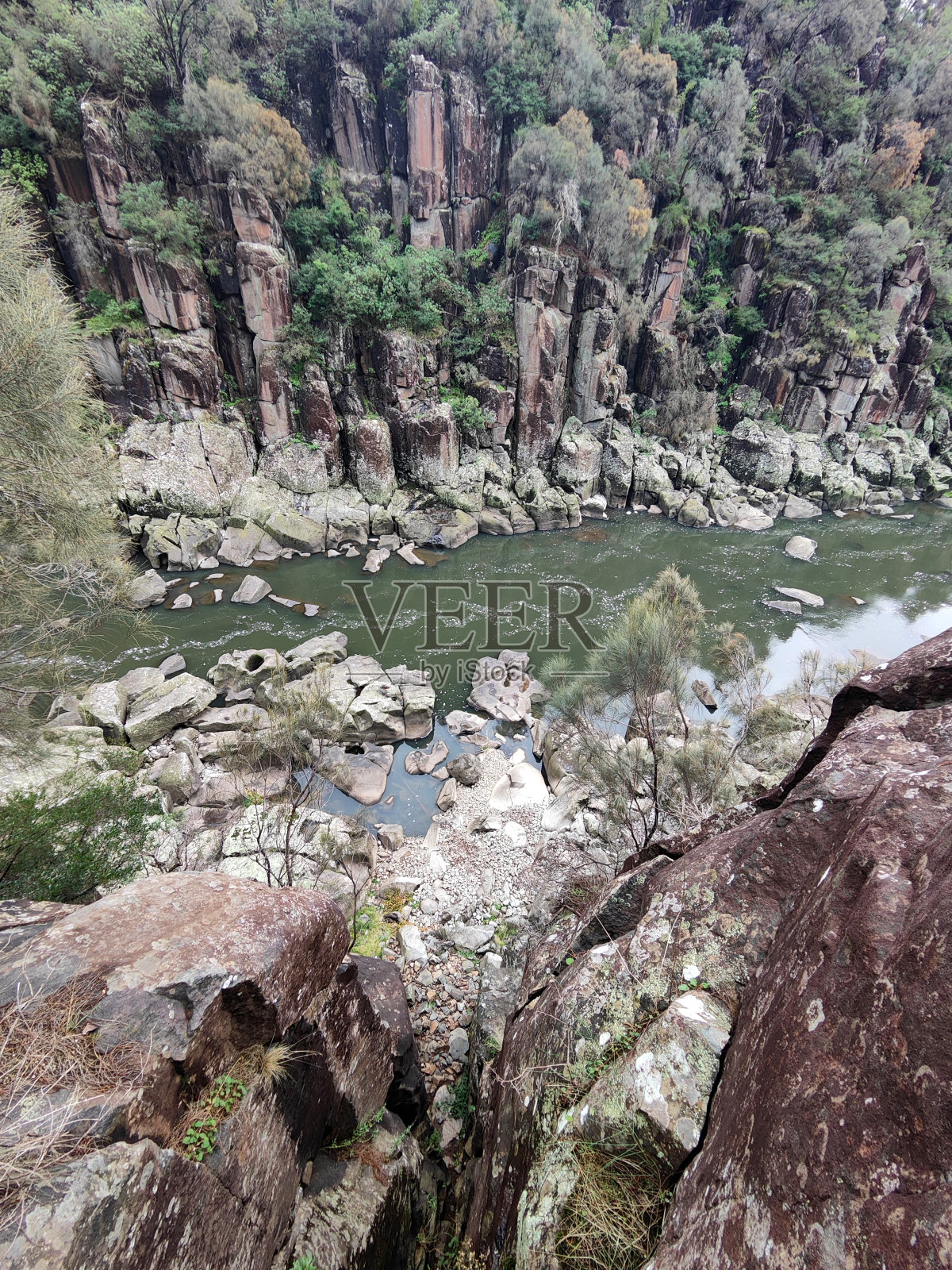 塔斯马尼亚州朗塞斯顿的瀑布峡谷照片摄影图片