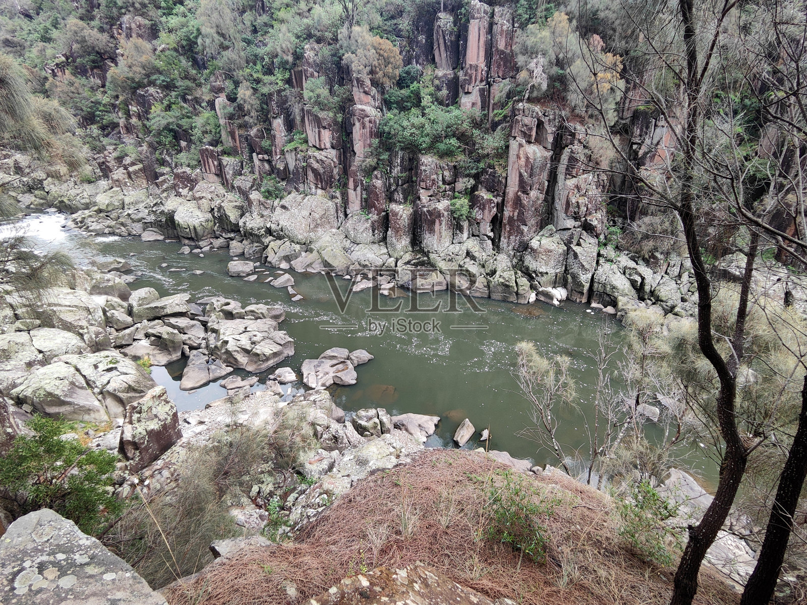 塔斯马尼亚州朗塞斯顿的瀑布峡谷照片摄影图片
