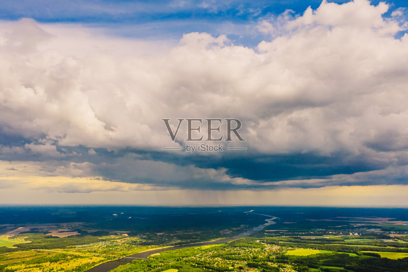 风暴云鸟瞰图。下雨了。森林无人机摄影。夏天。可持续性。保护自然。多雨的天气照片摄影图片