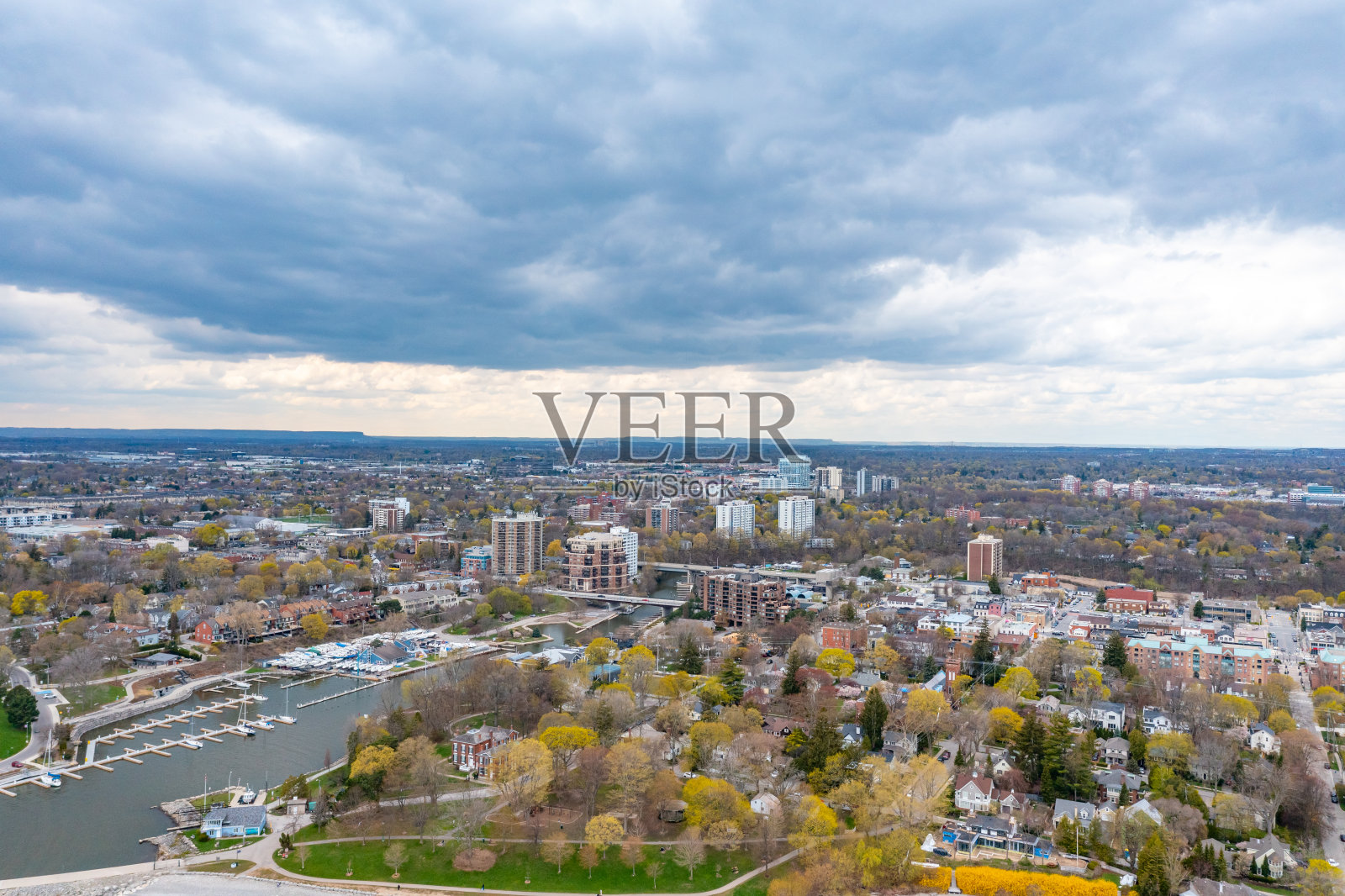 空中湖畔公园和安大略湖，奥克维尔，加拿大照片摄影图片