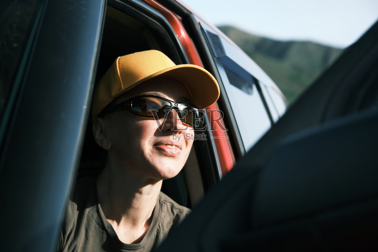 成熟的视频博主正在讲述她在山区的自驾游照片摄影图片