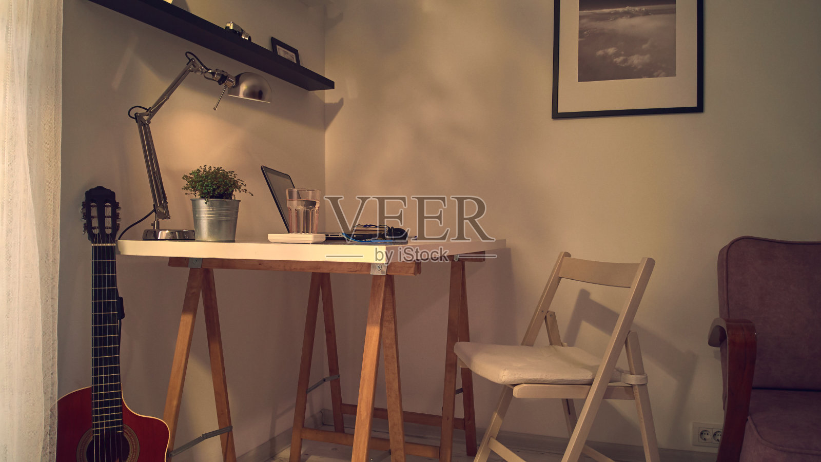 现代家庭内部与笔记本电脑。照片摄影图片