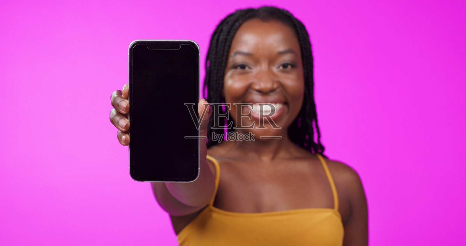 电话，工作室和非洲妇女的肖像与微笑的广告，促销和模型屏幕。粉红色的背景，快乐和女孩的脸与智能手机的社交媒体，网站和移动应用程序照片摄影图片