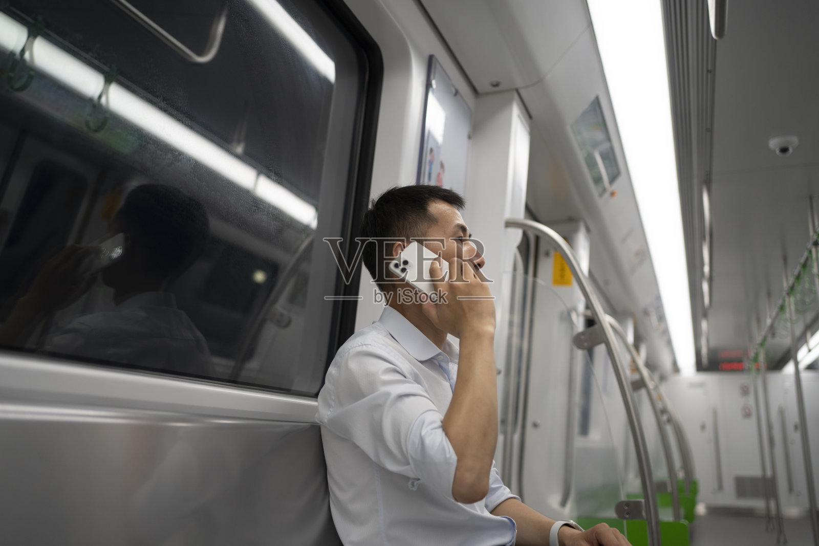 亚洲男子在地铁上使用手机照片摄影图片