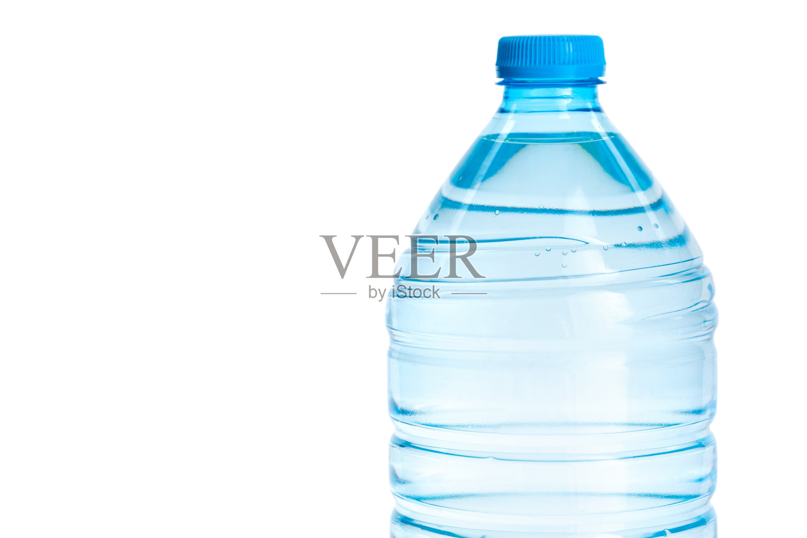 矿泉水瓶被隔离在白色背景上照片摄影图片