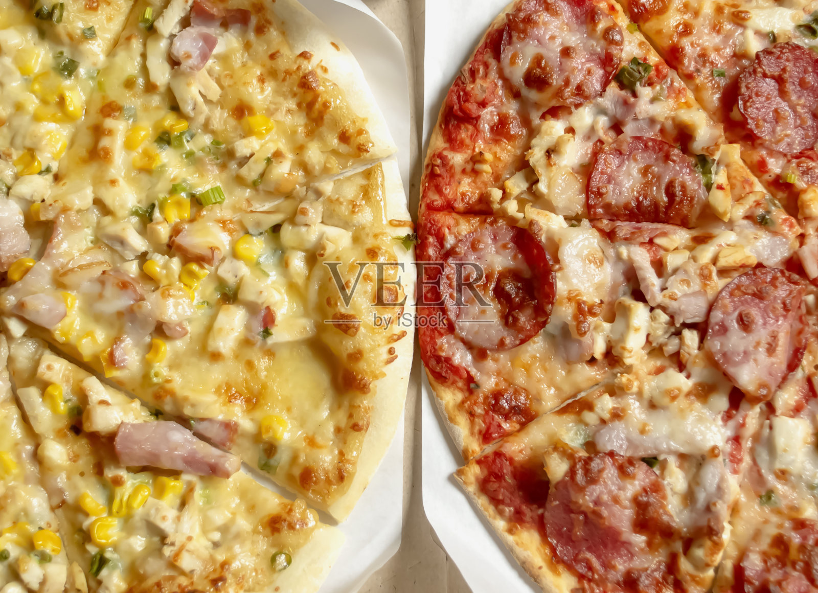 两个披萨并排躺着。从上面看披萨。芝士披萨和意大利腊肠披萨。照片摄影图片