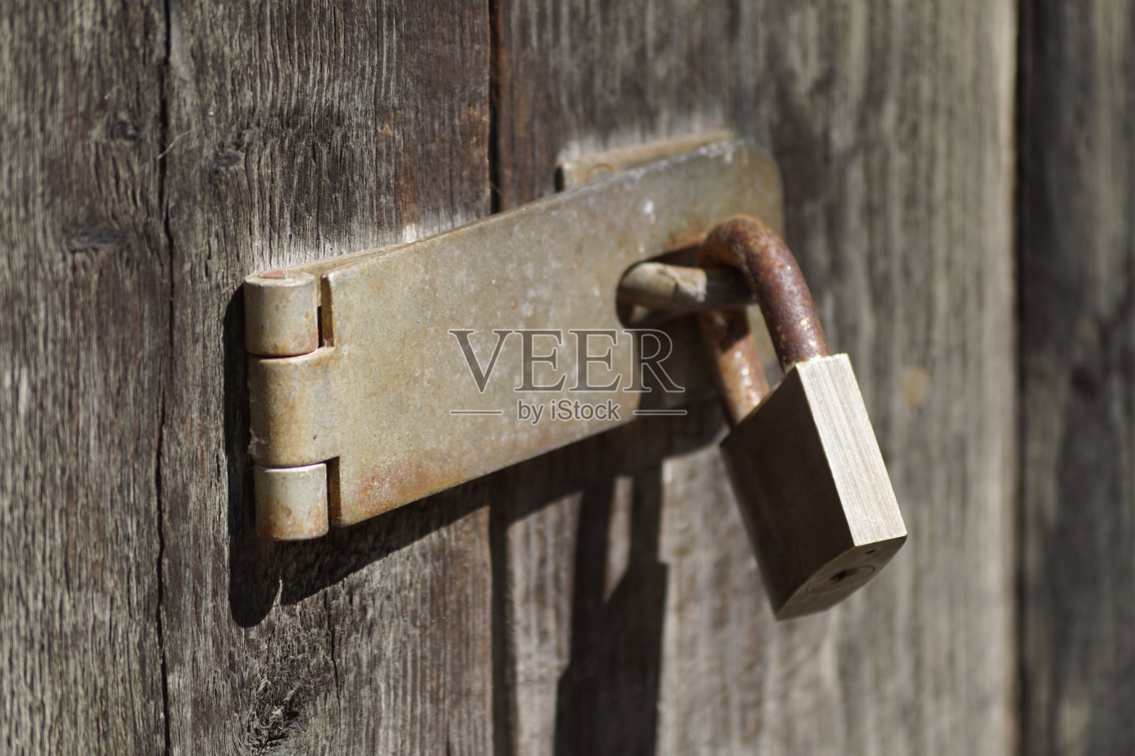 关着的门上的挂锁的闭合照片摄影图片