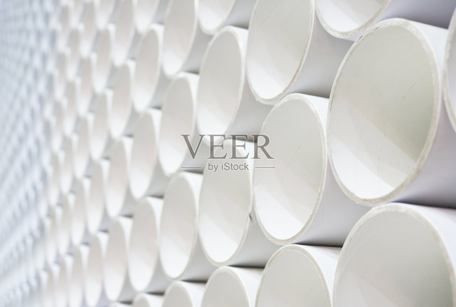 白色圆管图案墙面背景。照片摄影图片