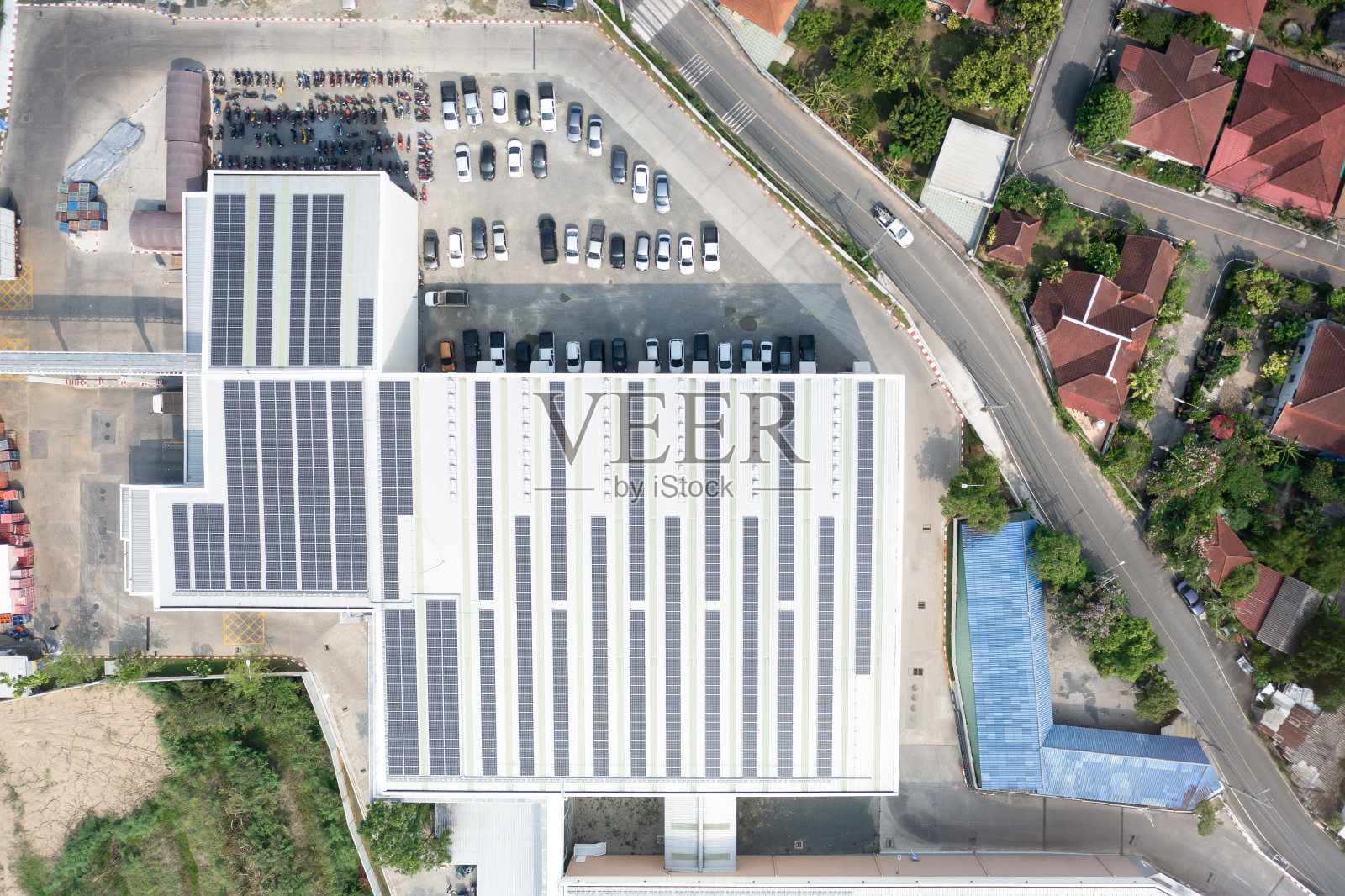 鸟瞰图中的生态建筑和太阳能电池。照片摄影图片