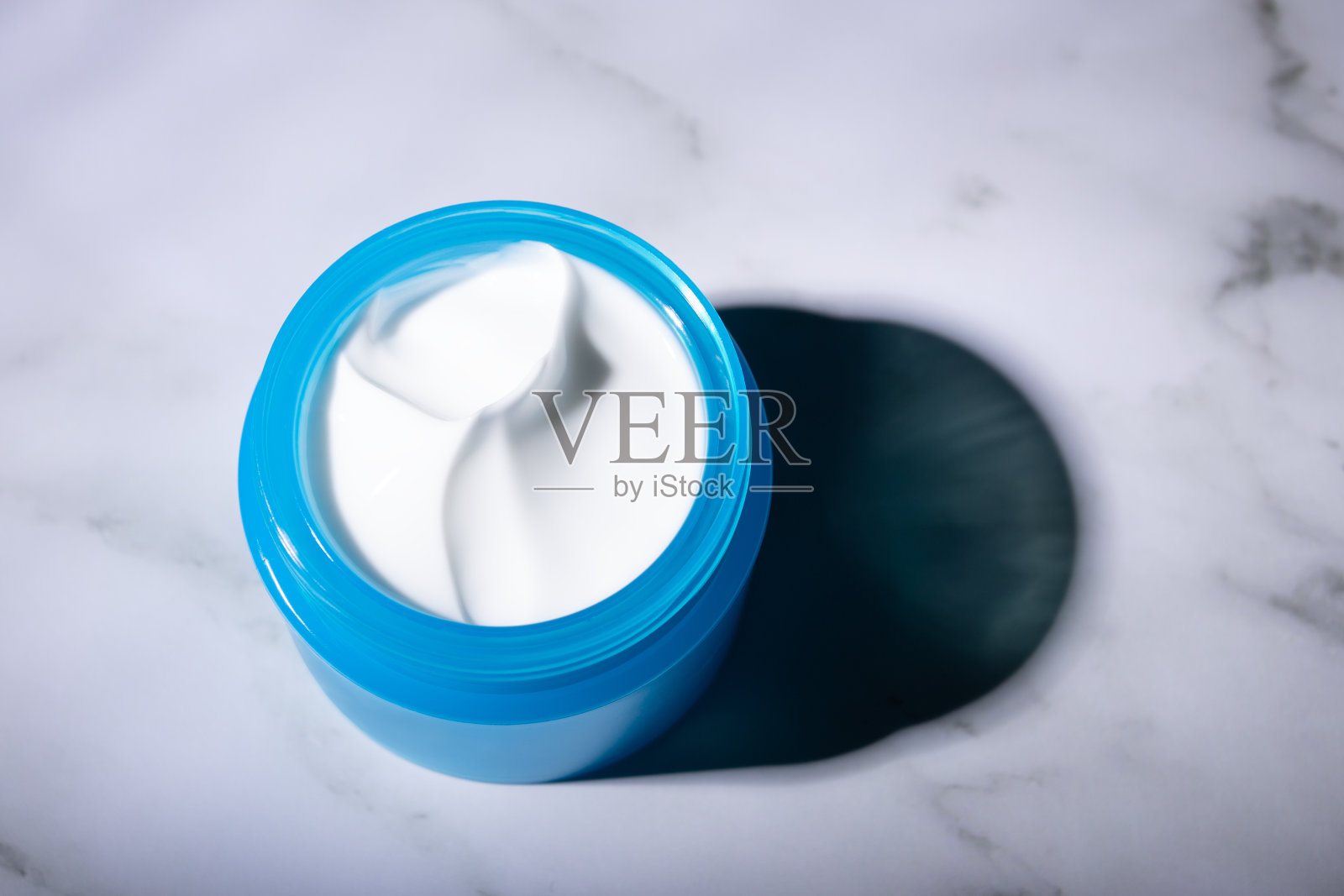 天然面霜在一个容器，胶原蛋白乳液皮肤嫩肤照片摄影图片