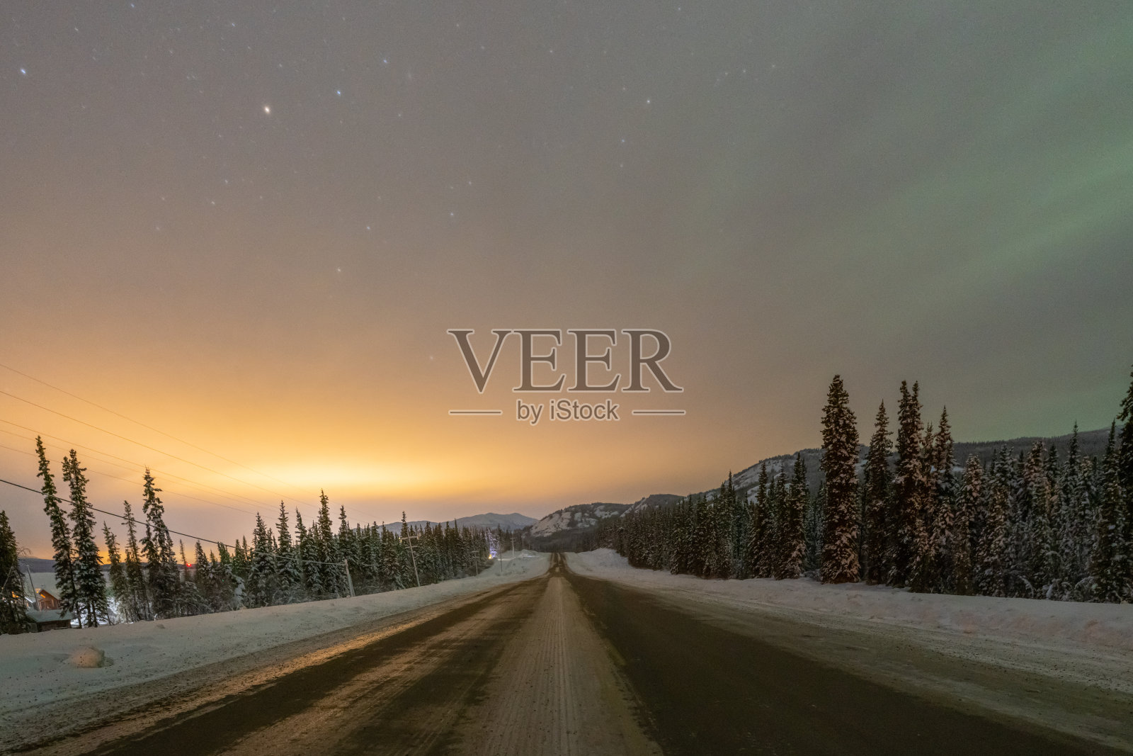 在加拿大北部育空地区看到的北极光照片摄影图片