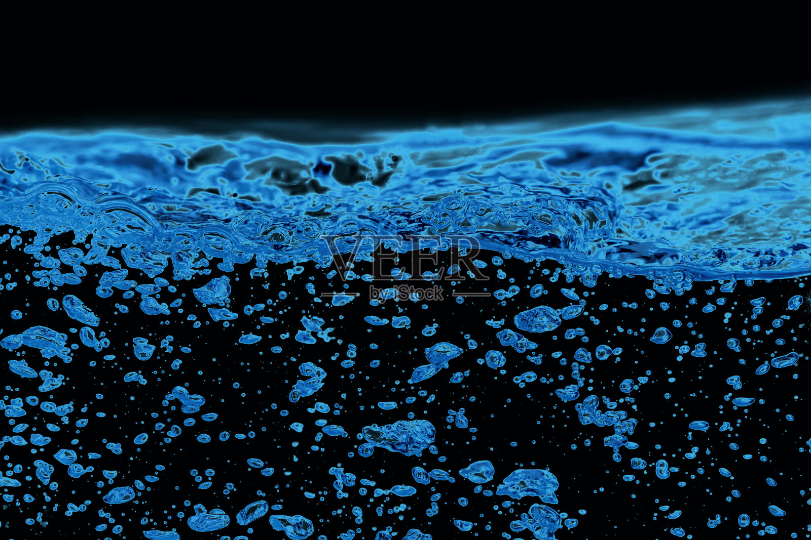 蓝色的水和气泡在黑色的背景池照片摄影图片