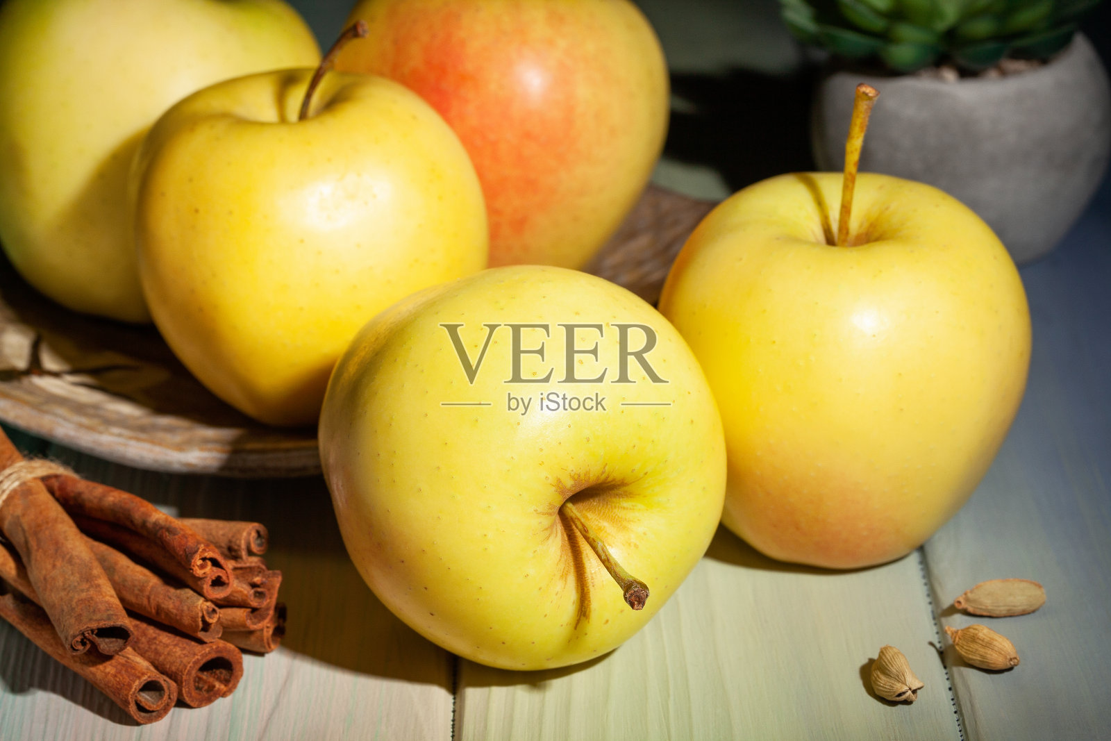 木头上的黄苹果照片摄影图片