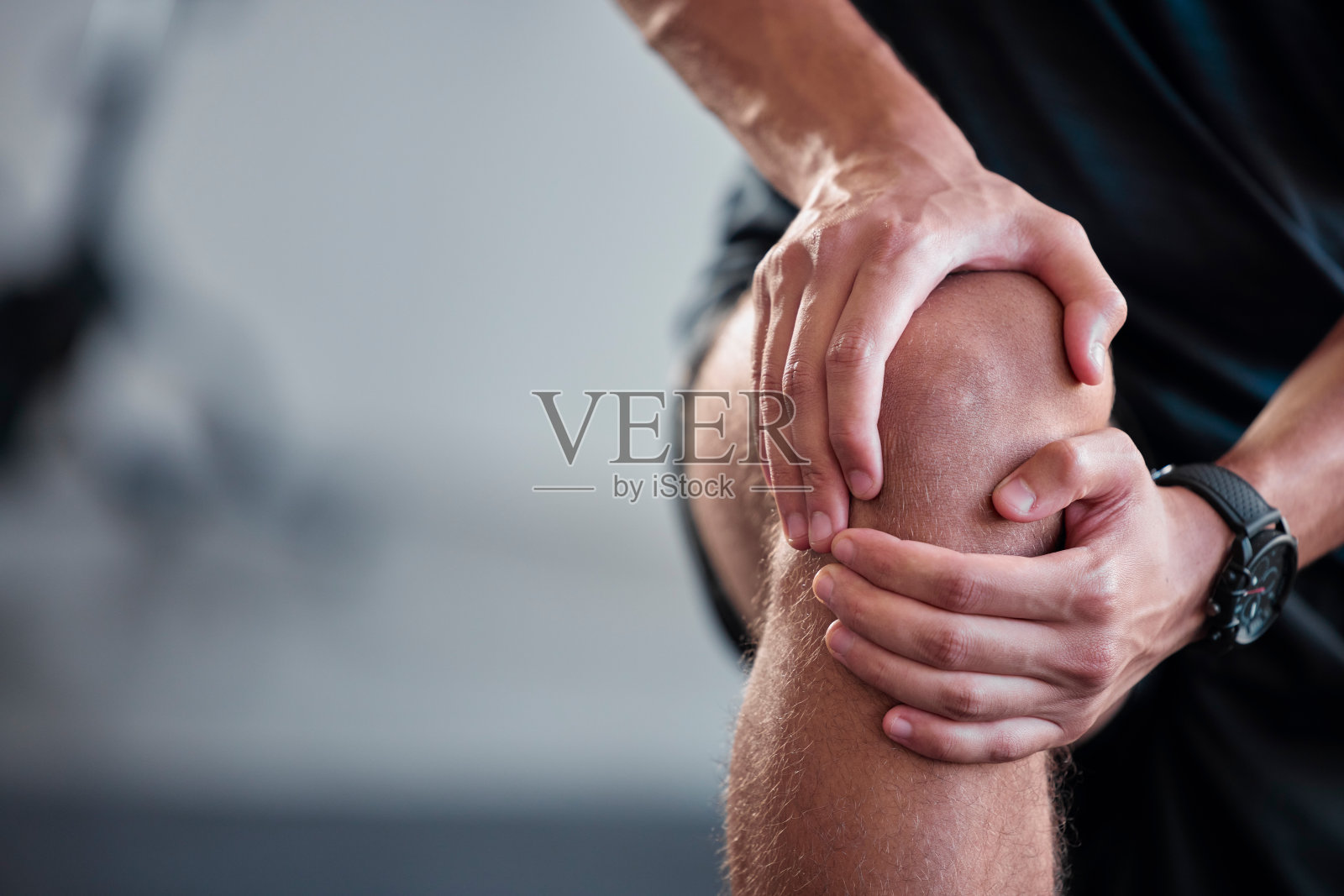 一名运动员在健身房进行健康训练时，手，膝盖和关节受伤的疼痛。一位男运动员在运动中身体受伤的健身、事故和解剖照片摄影图片