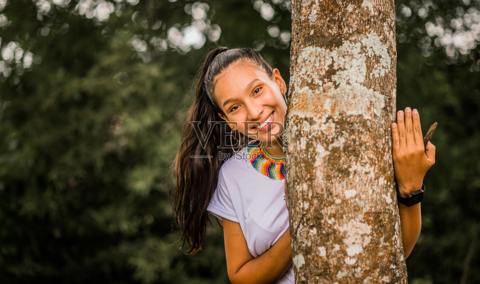 穿着休闲色彩衣服的女子在户外摆姿势。
女人用她的脸做手势。照片摄影图片