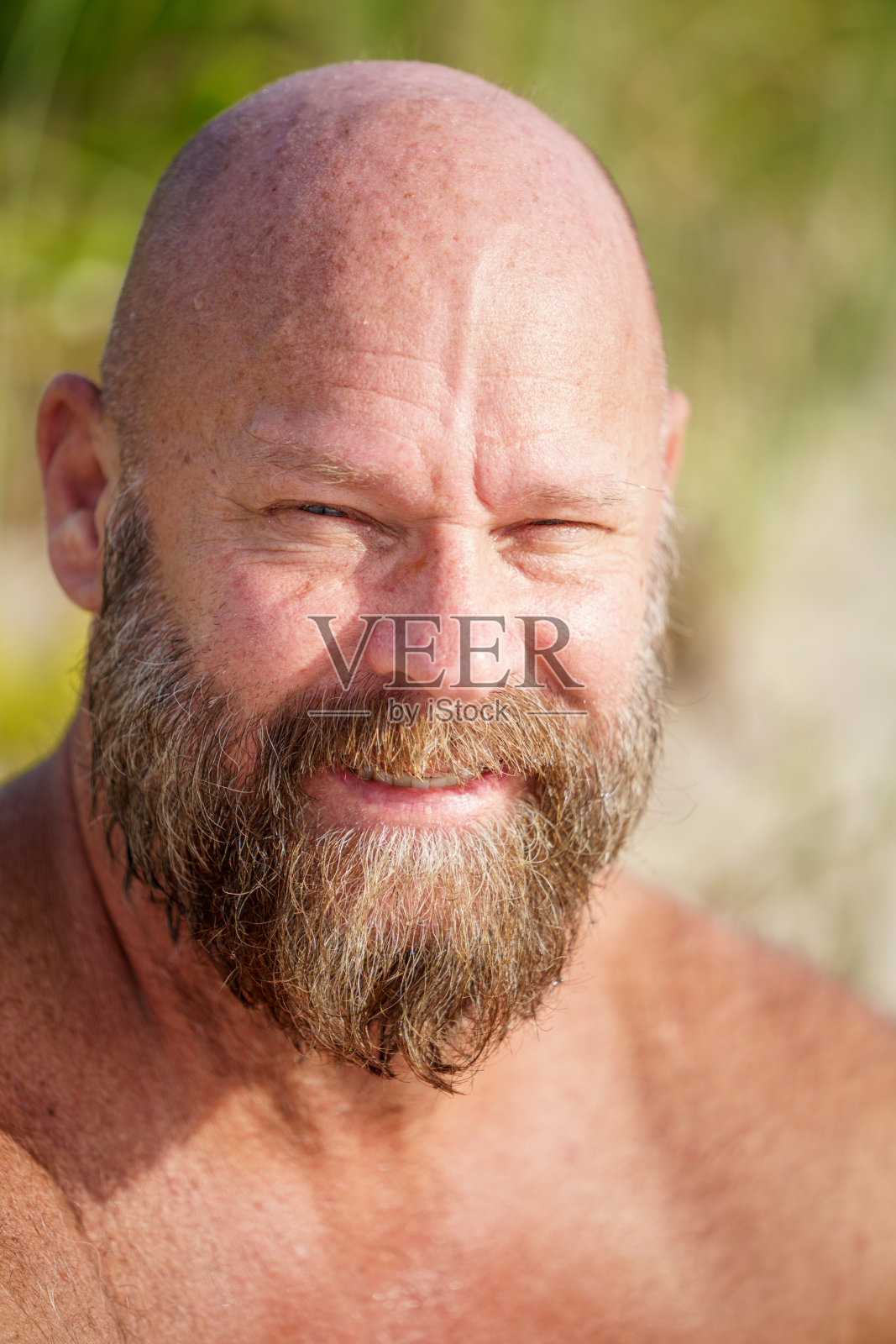 一个英俊的佛罗里达男人在海滩上的画像照片摄影图片