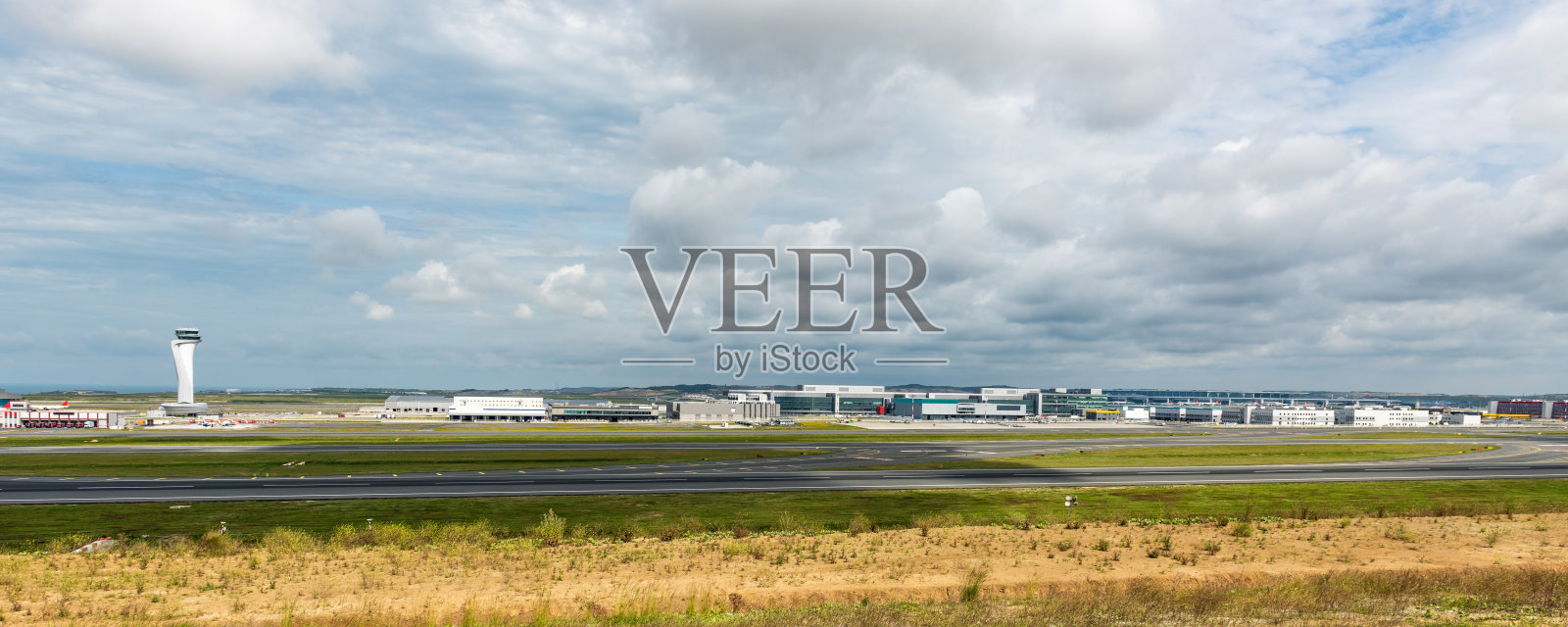 伊斯坦布尔新机场全景。伊斯坦布尔机场空中交通管制塔。照片摄影图片