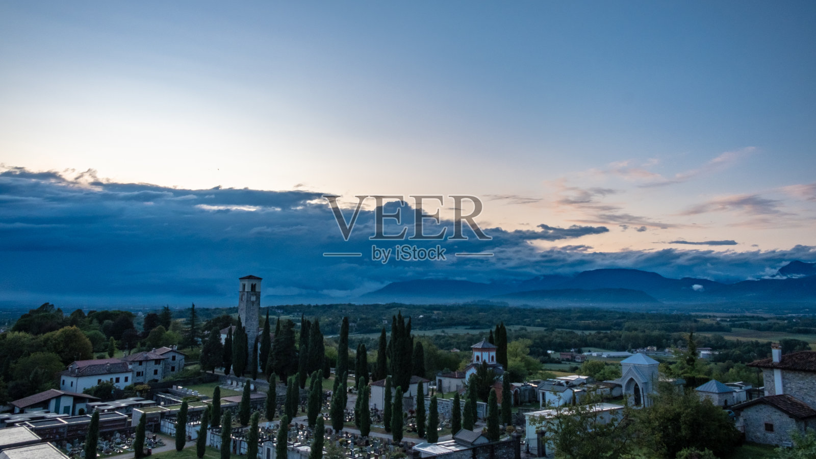 意大利村庄暴风雨后的日落照片摄影图片