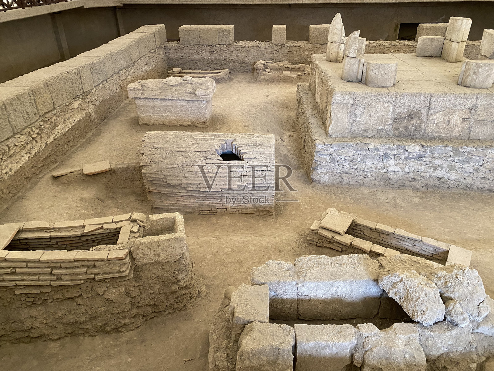 Viminacium考古公园(罗马城市和军团堡垒Viminacium)的陵墓和墓地-莫佐莱吉nekropole的grobovima (Arheološki Viminacium公园)，科斯托拉茨-塞尔维亚(Srbija)照片摄影图片