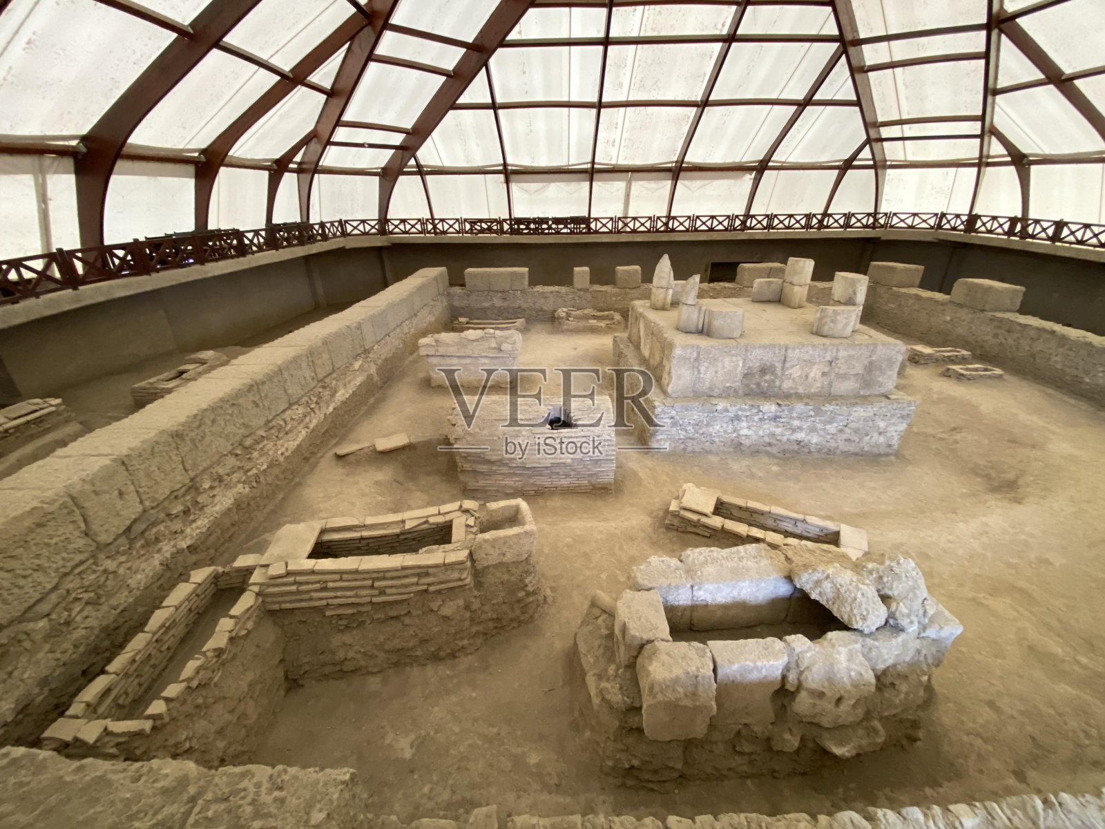 Viminacium考古公园(罗马城市和军团堡垒Viminacium)的陵墓和墓地-莫佐莱吉nekropole的grobovima (Arheološki Viminacium公园)，科斯托拉茨-塞尔维亚(Srbija)照片摄影图片