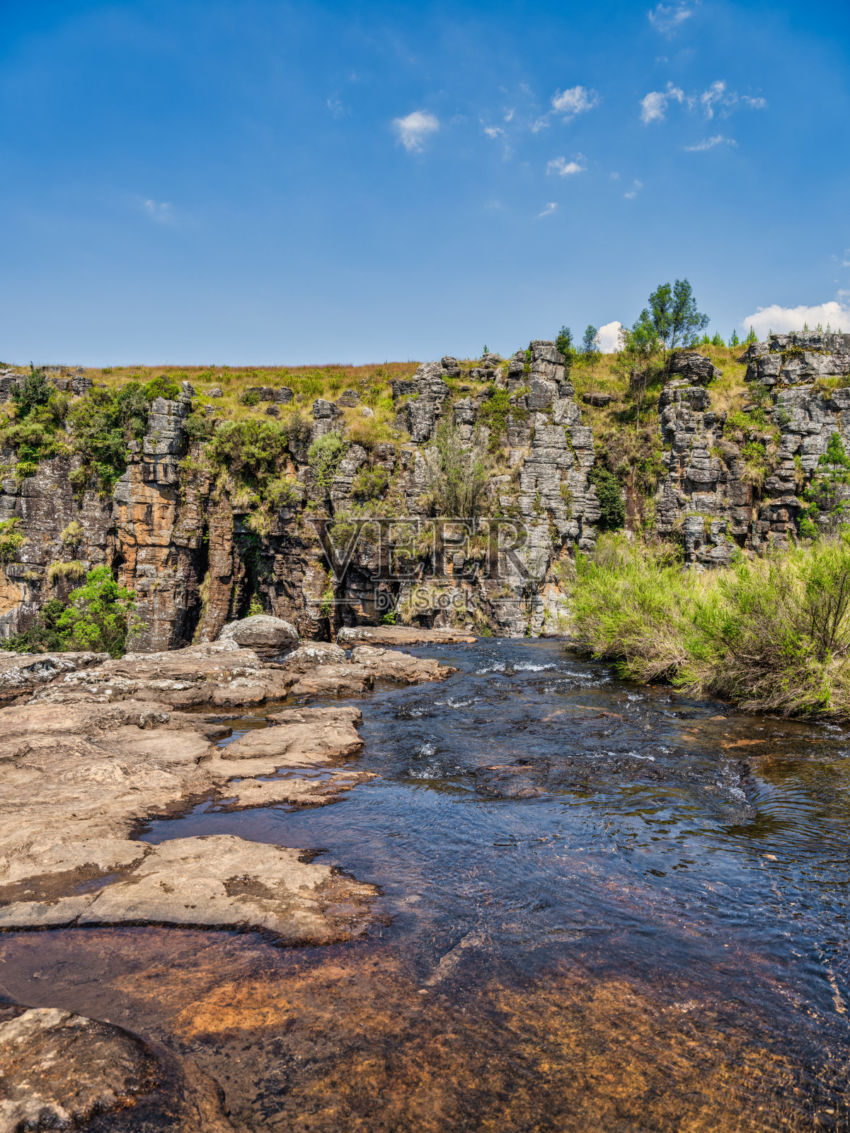 南非普马兰加省，在蓝天下的德里科普峡谷，恩瓦里桑那河在流过山峰之前的垂直照片照片摄影图片
