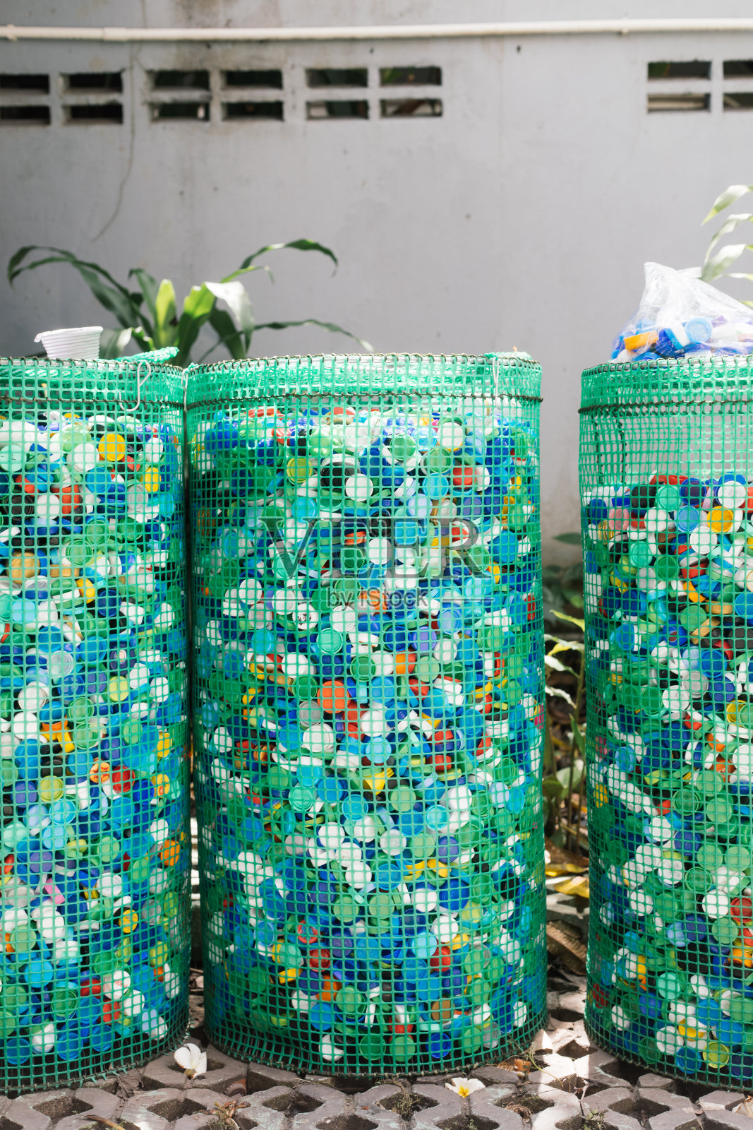塑料瓶收集组织在网状回收箱照片摄影图片