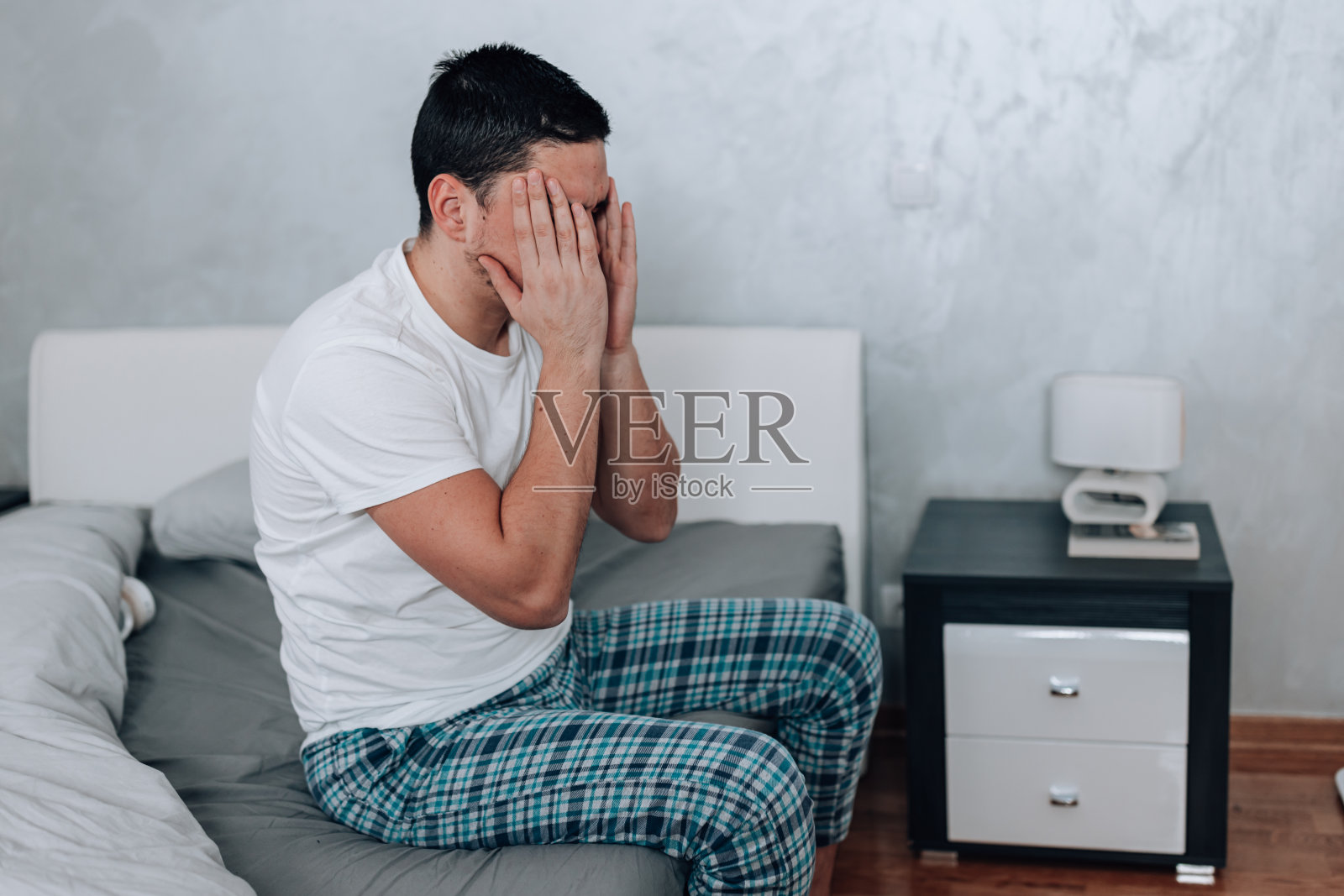 一个头痛的年轻人照片摄影图片