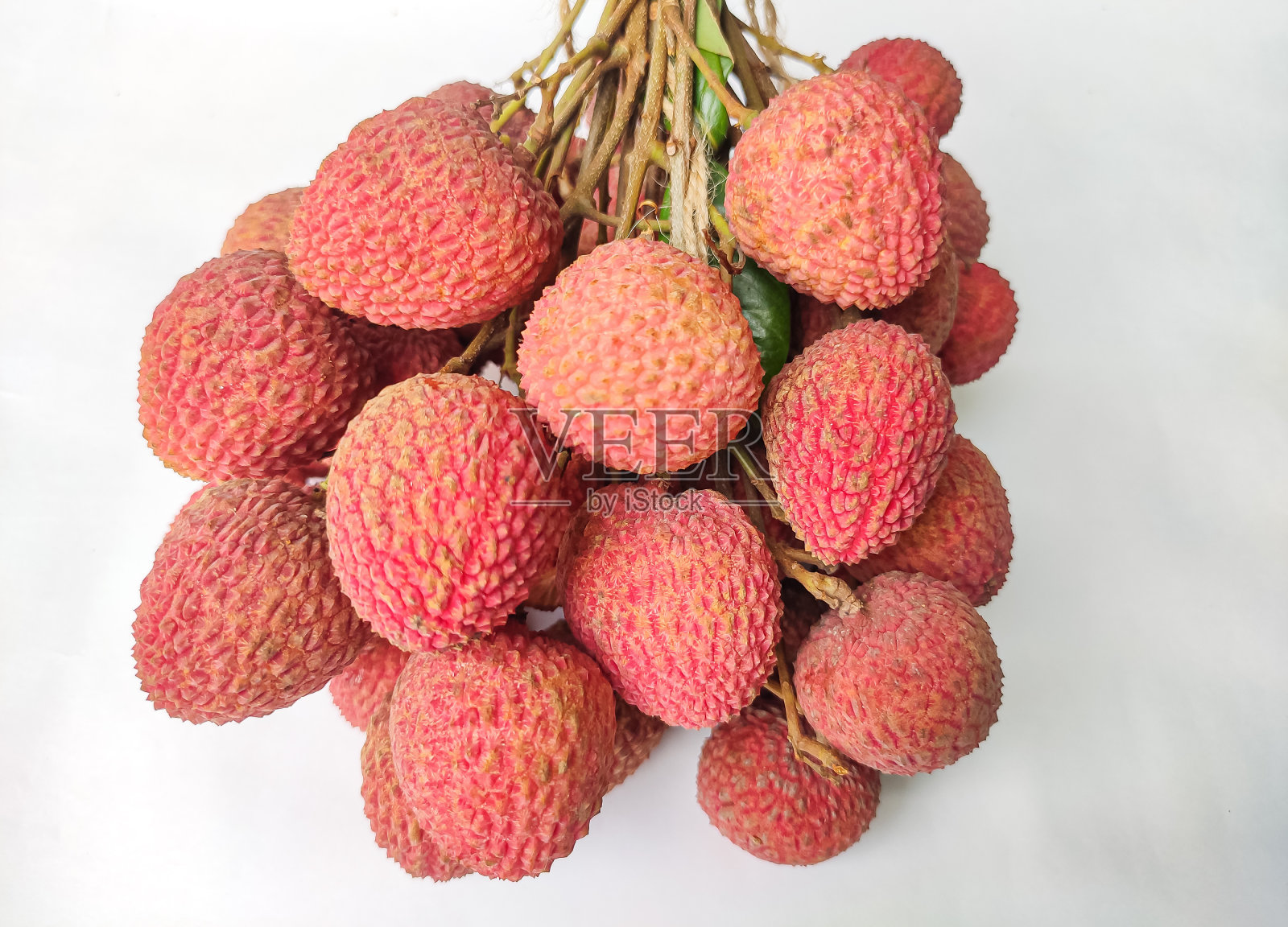 白底鲜红的荔枝照片摄影图片